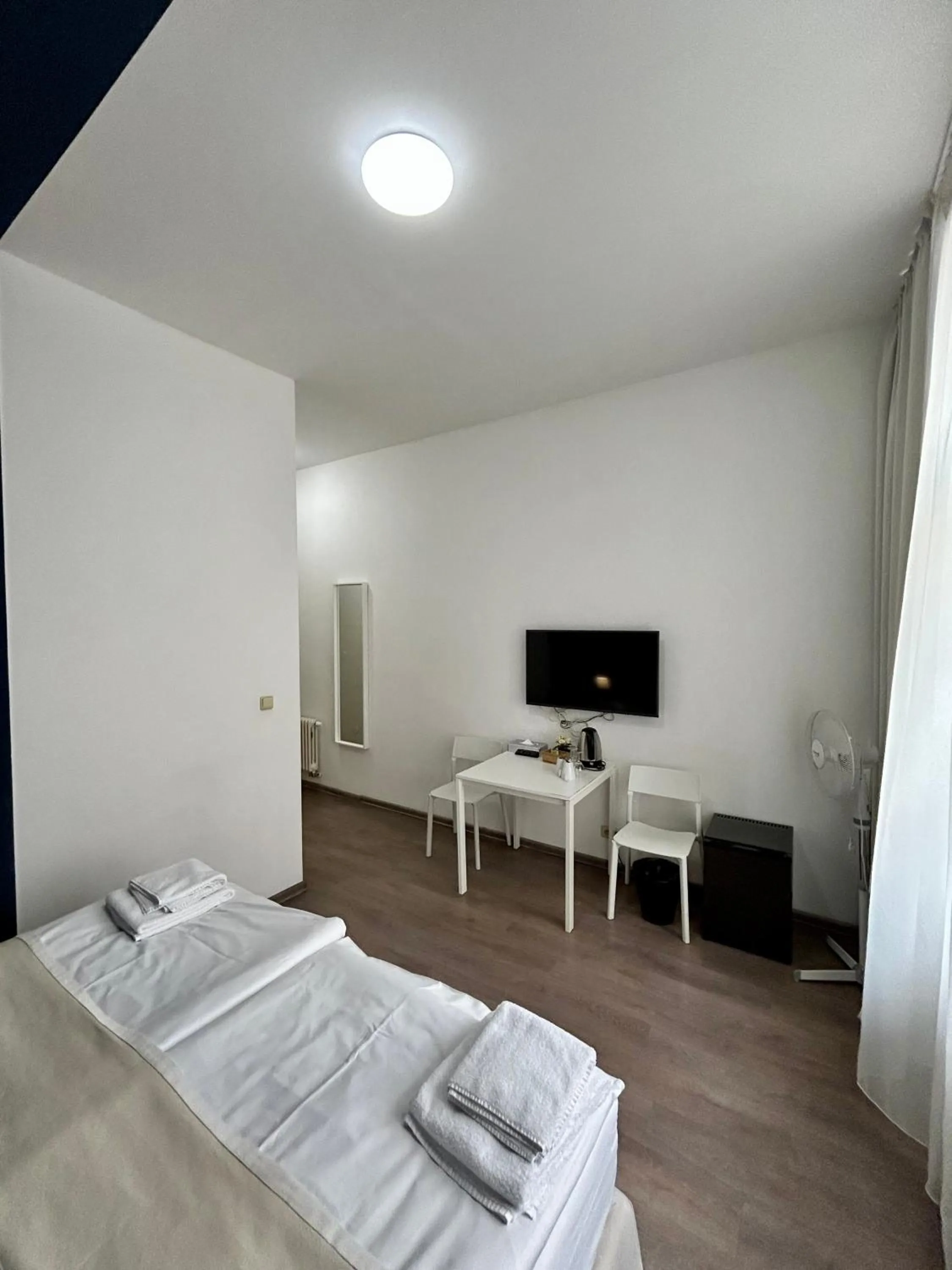 Communal lounge/ TV room, Bed in Alveo Suites