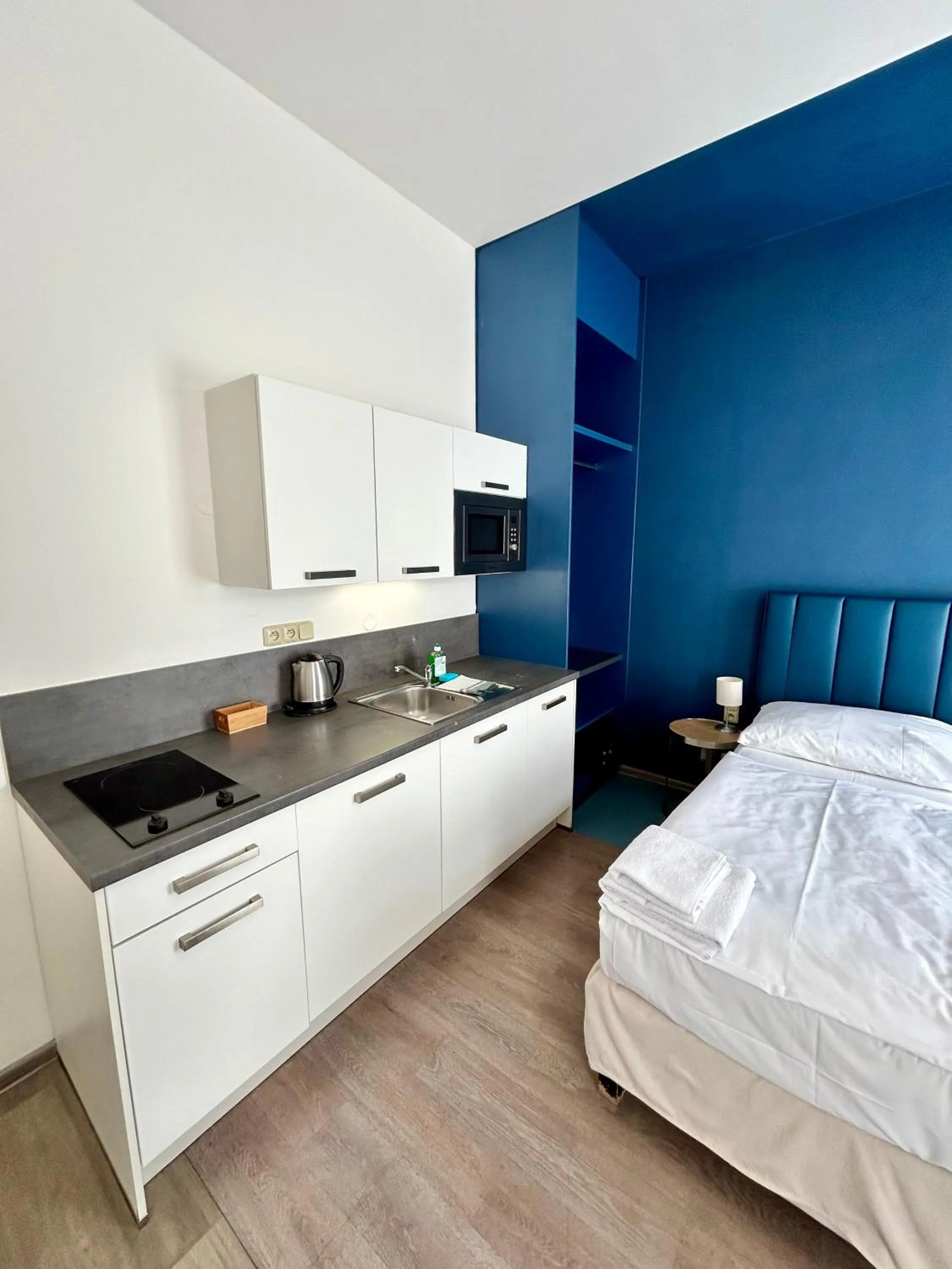 Kitchen or kitchenette, Bed in Alveo Suites