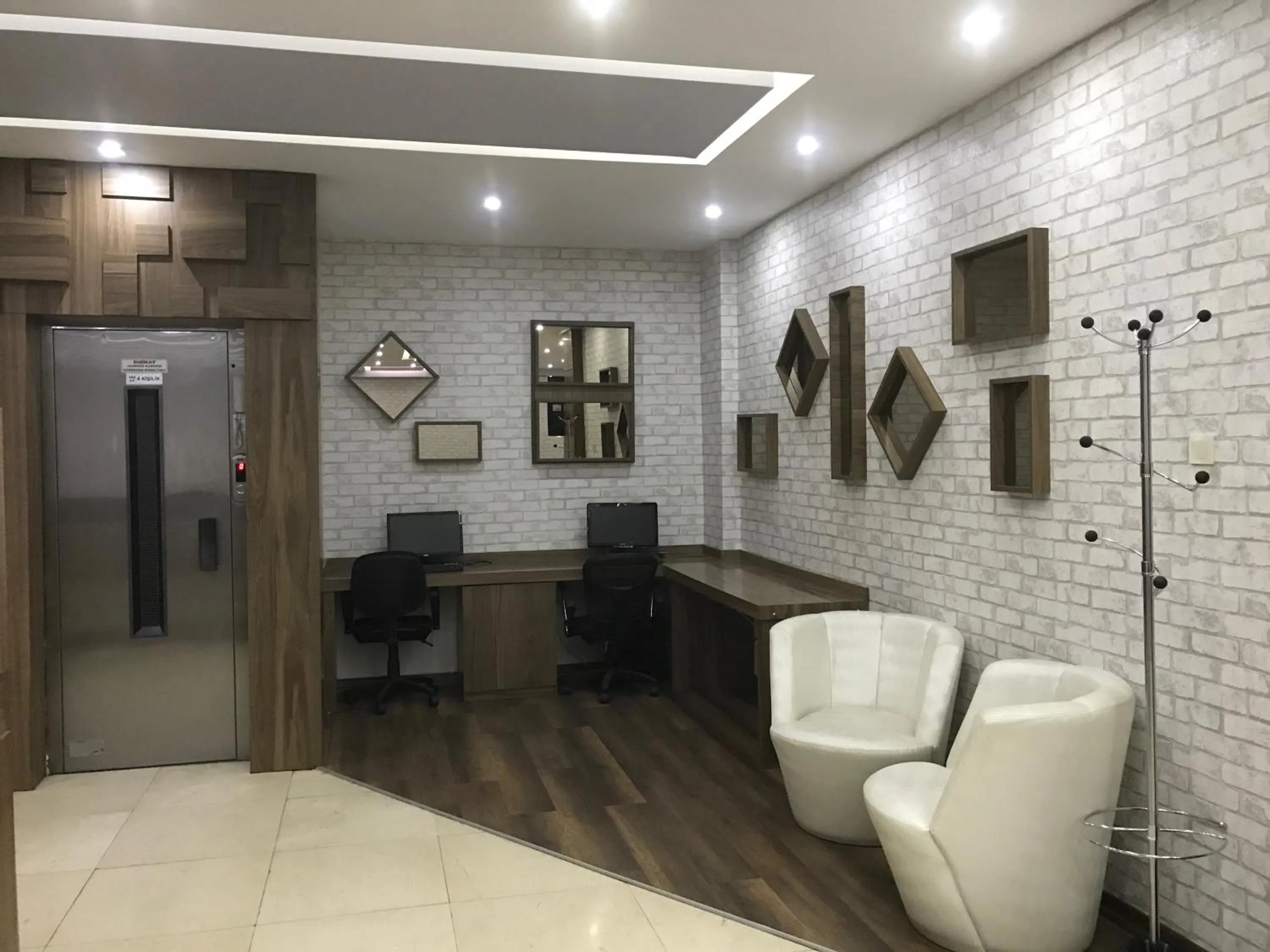 Library in Hande Hotel