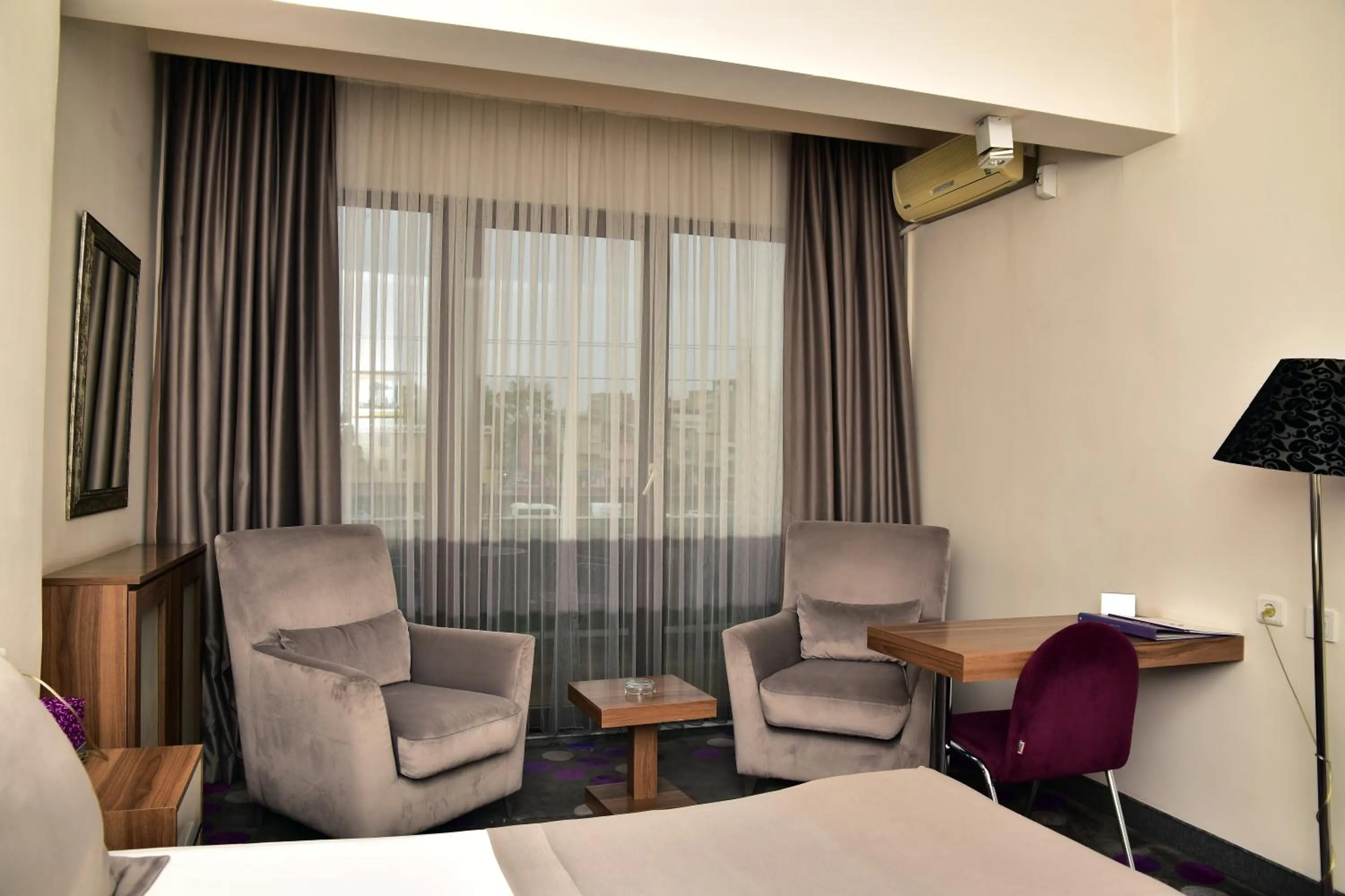 Seating area, Bed in Hande Hotel