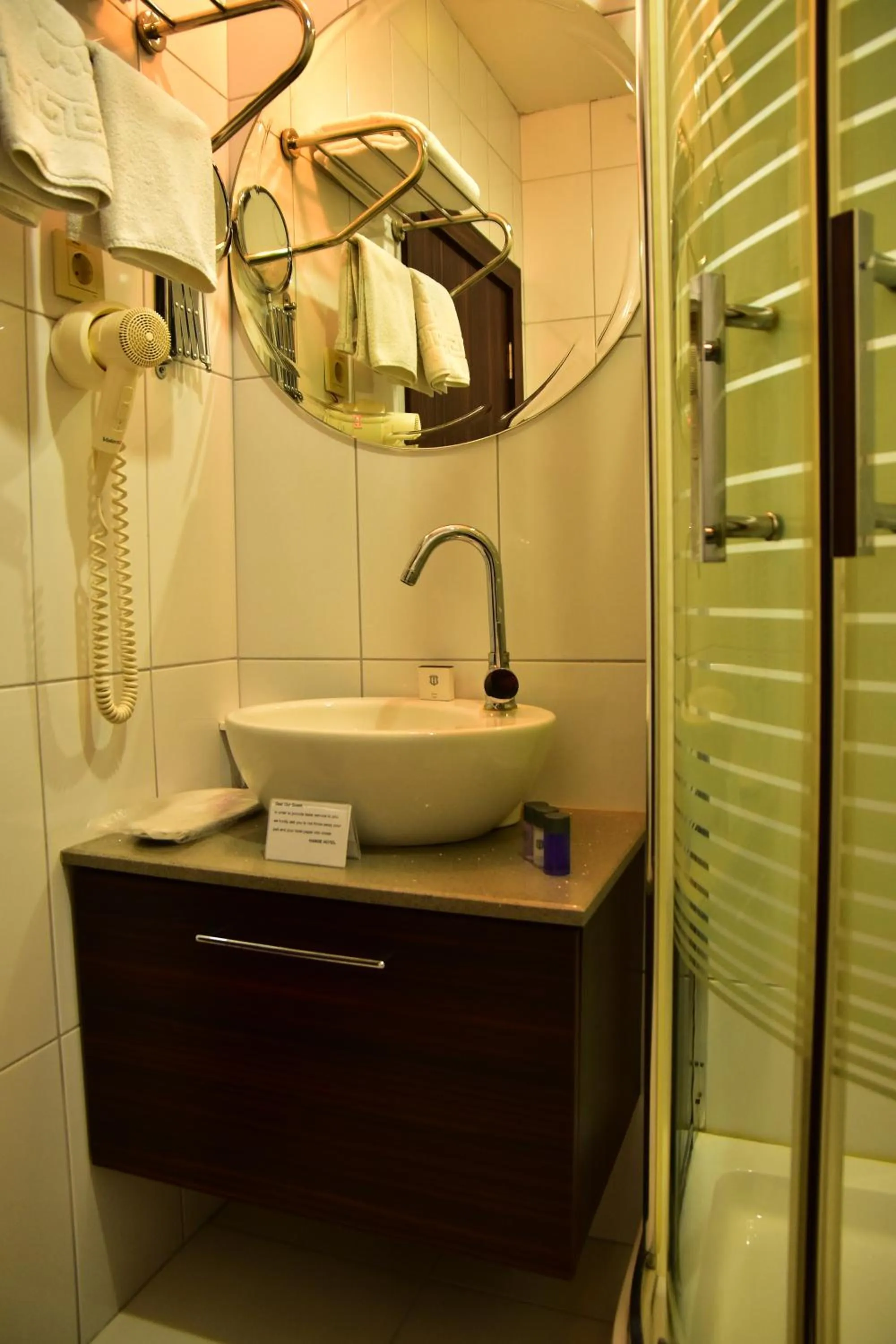 Shower in Hande Hotel