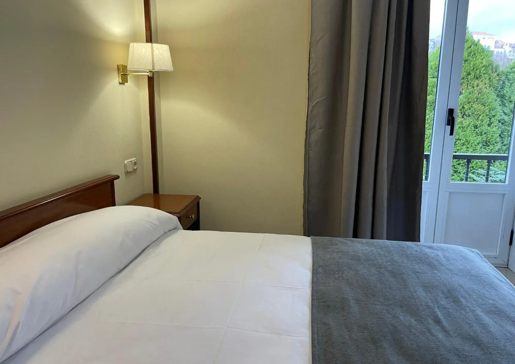 Double or Twin Room in Pensión Capital de Galicia Double or Twin Room in Pensión Capital de Galicia