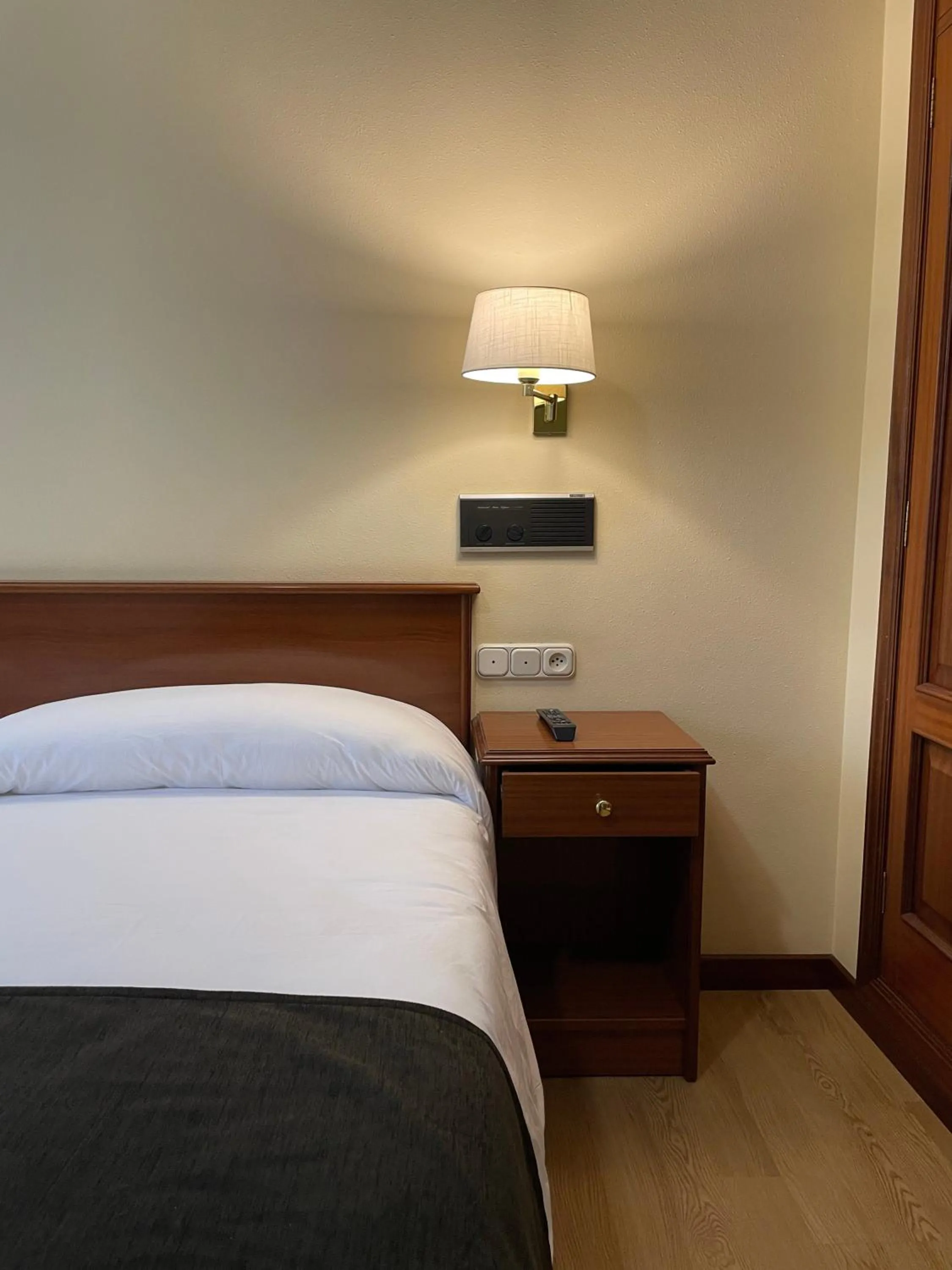 Bed in Pensión Capital de Galicia