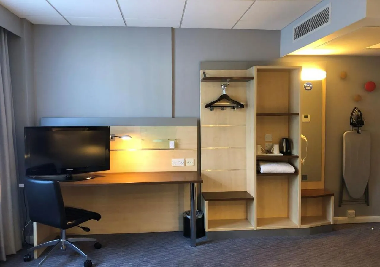 TV and multimedia in Holiday Inn Express Edinburgh City Centre by IHG