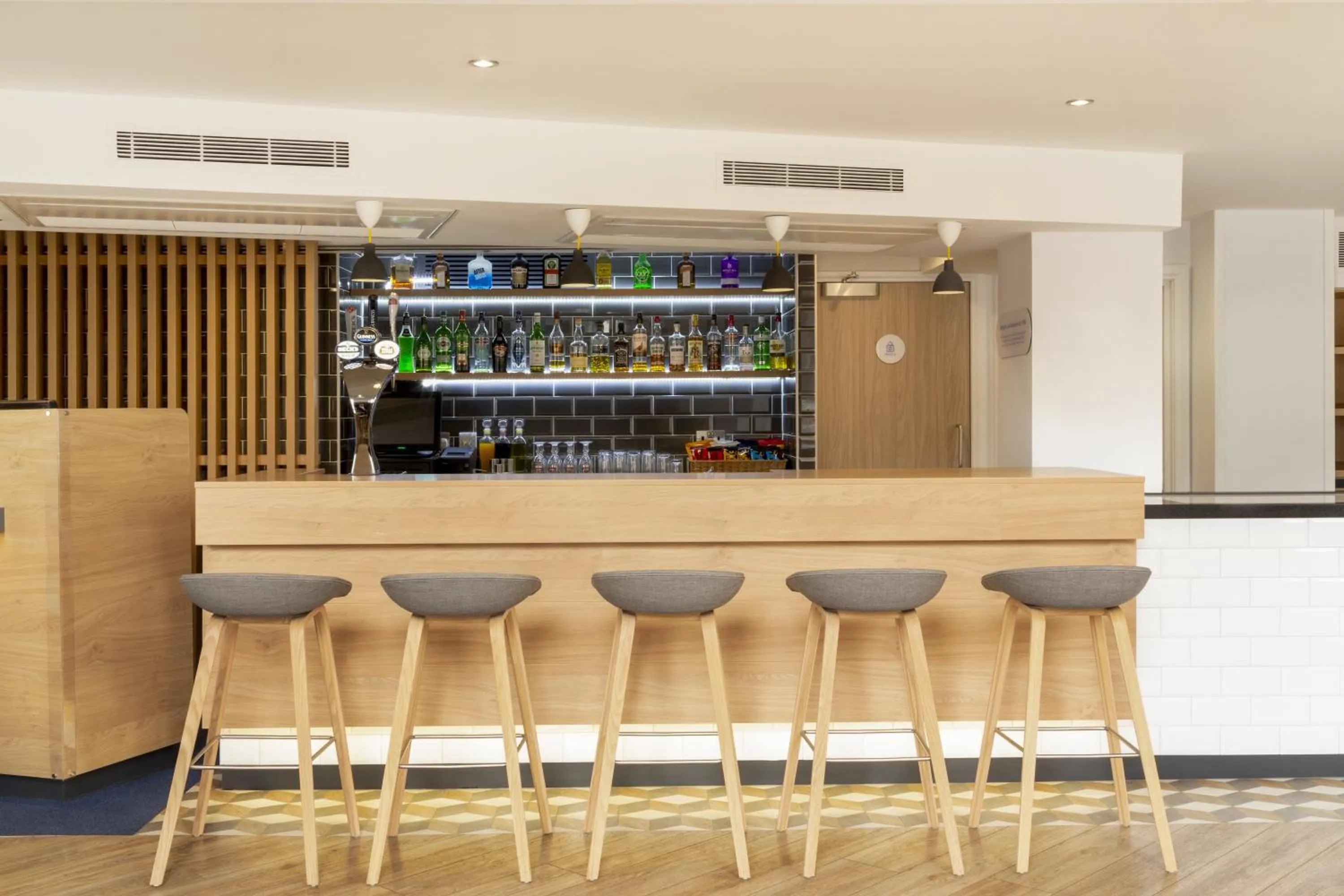 Lounge or bar in Holiday Inn Express Edinburgh City Centre by IHG