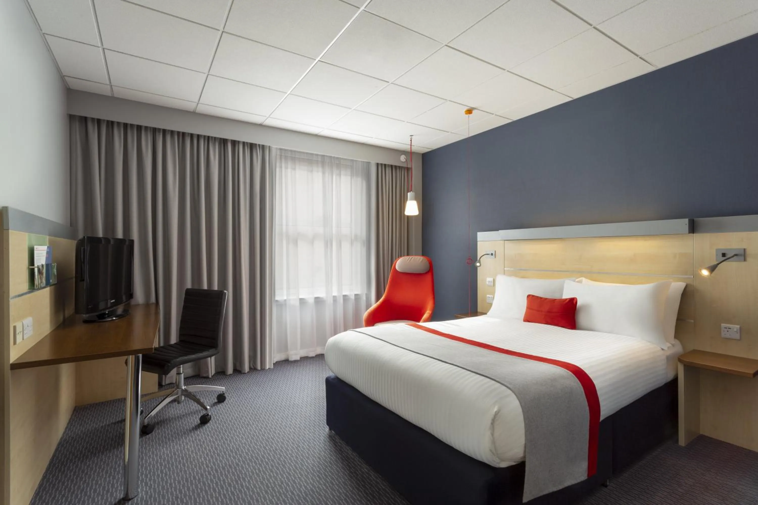 Photo of the whole room, Bed in Holiday Inn Express Edinburgh City Centre by IHG