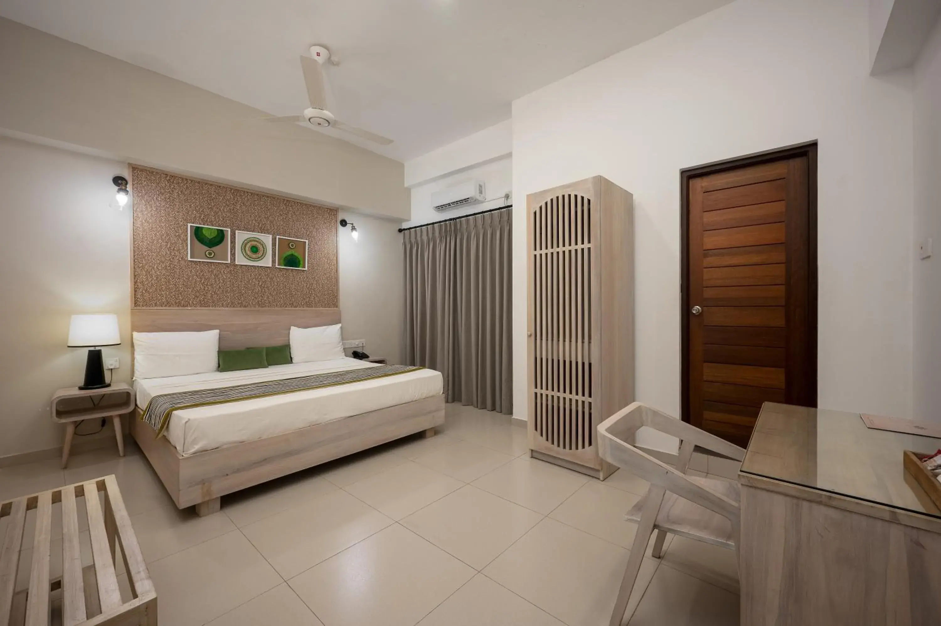 Superior King Room - single occupancy in Hotel Oviya Superior King Room - single occupancy in Hotel Oviya
