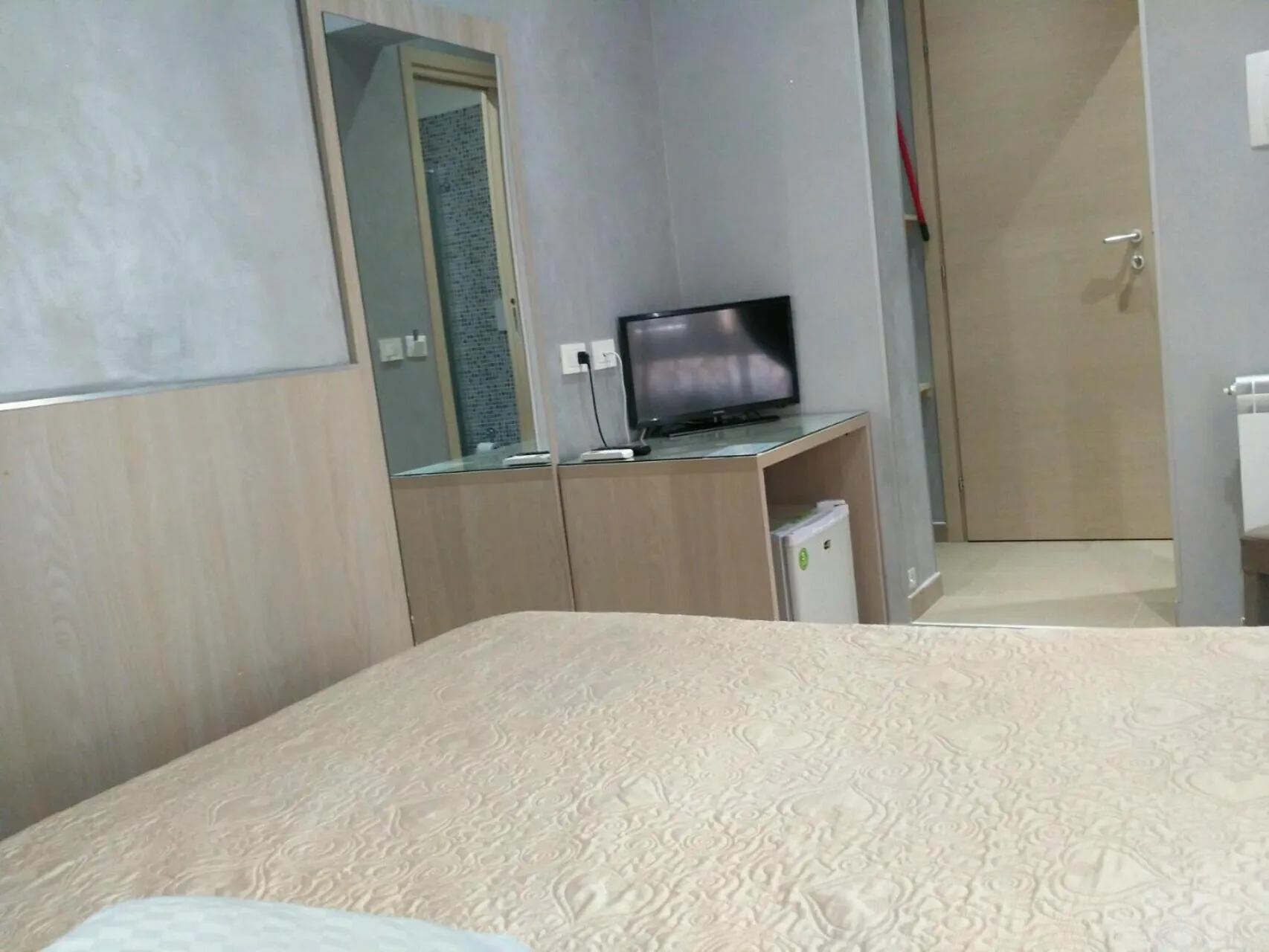 Bathroom, Bed in AdoraSuite 2