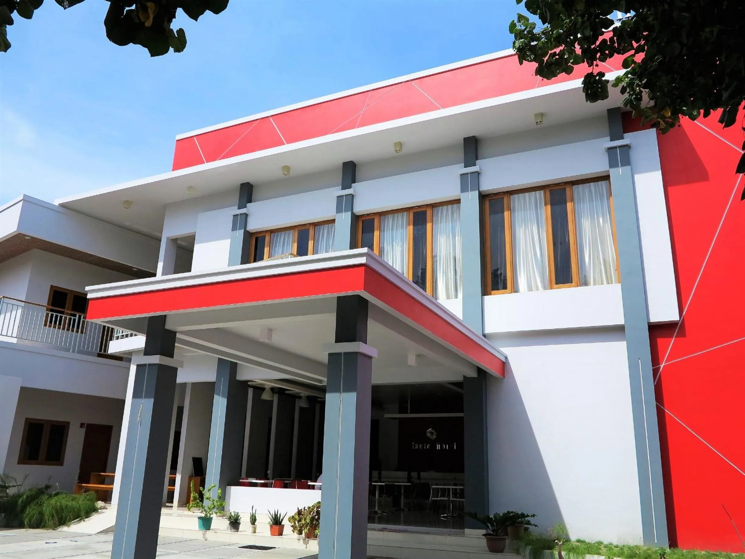 Facade/entrance in Tanto Hotel