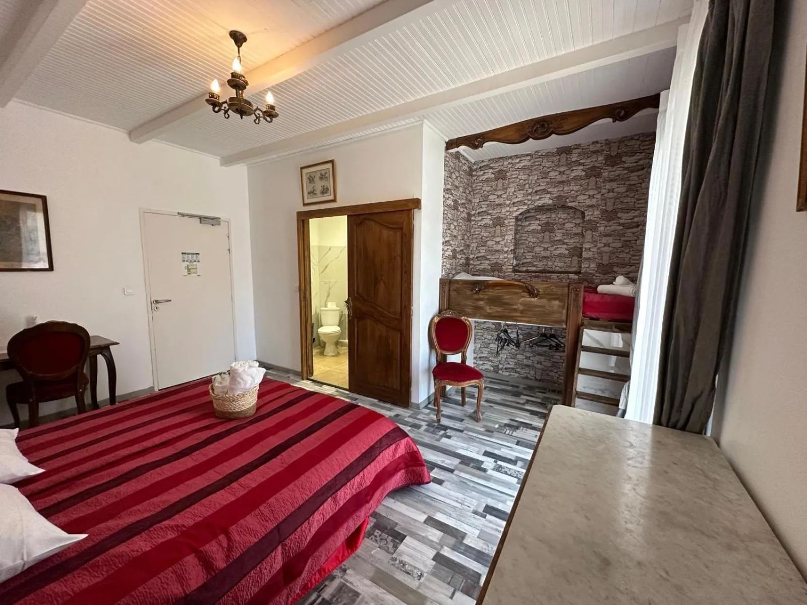 Bed in L'hôtel du Bastier