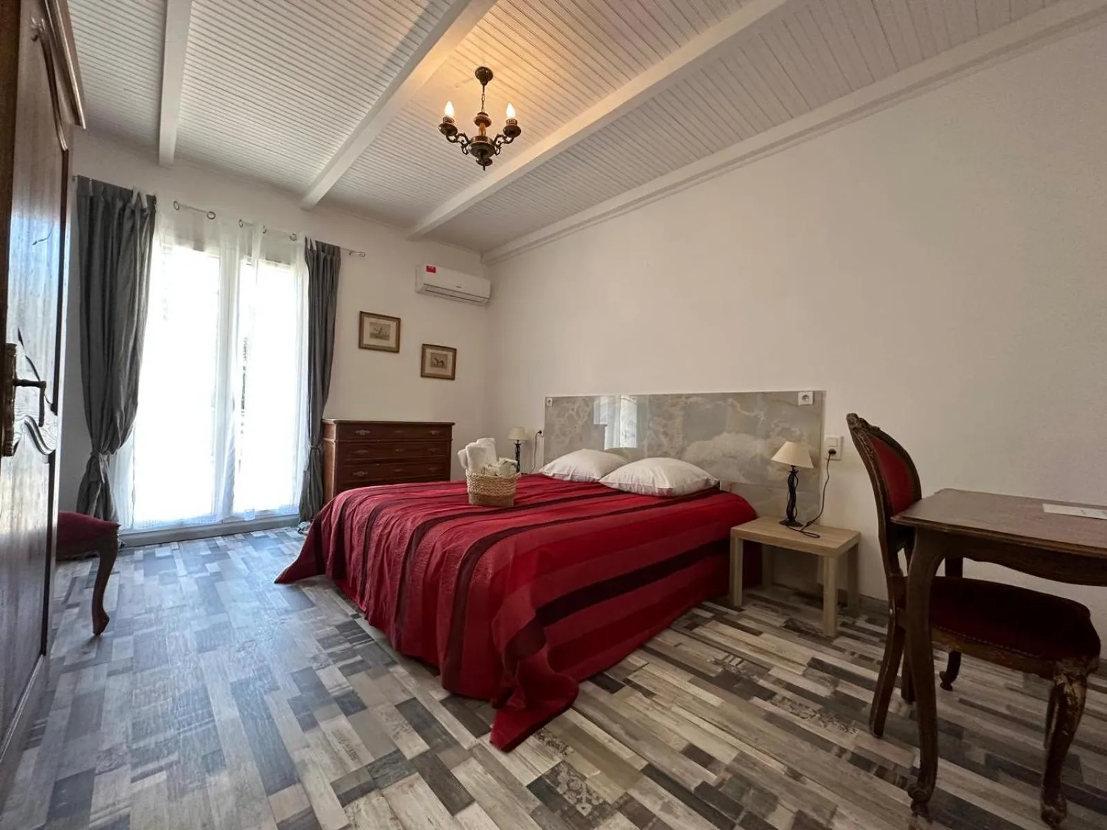 Bed in L'hôtel du Bastier