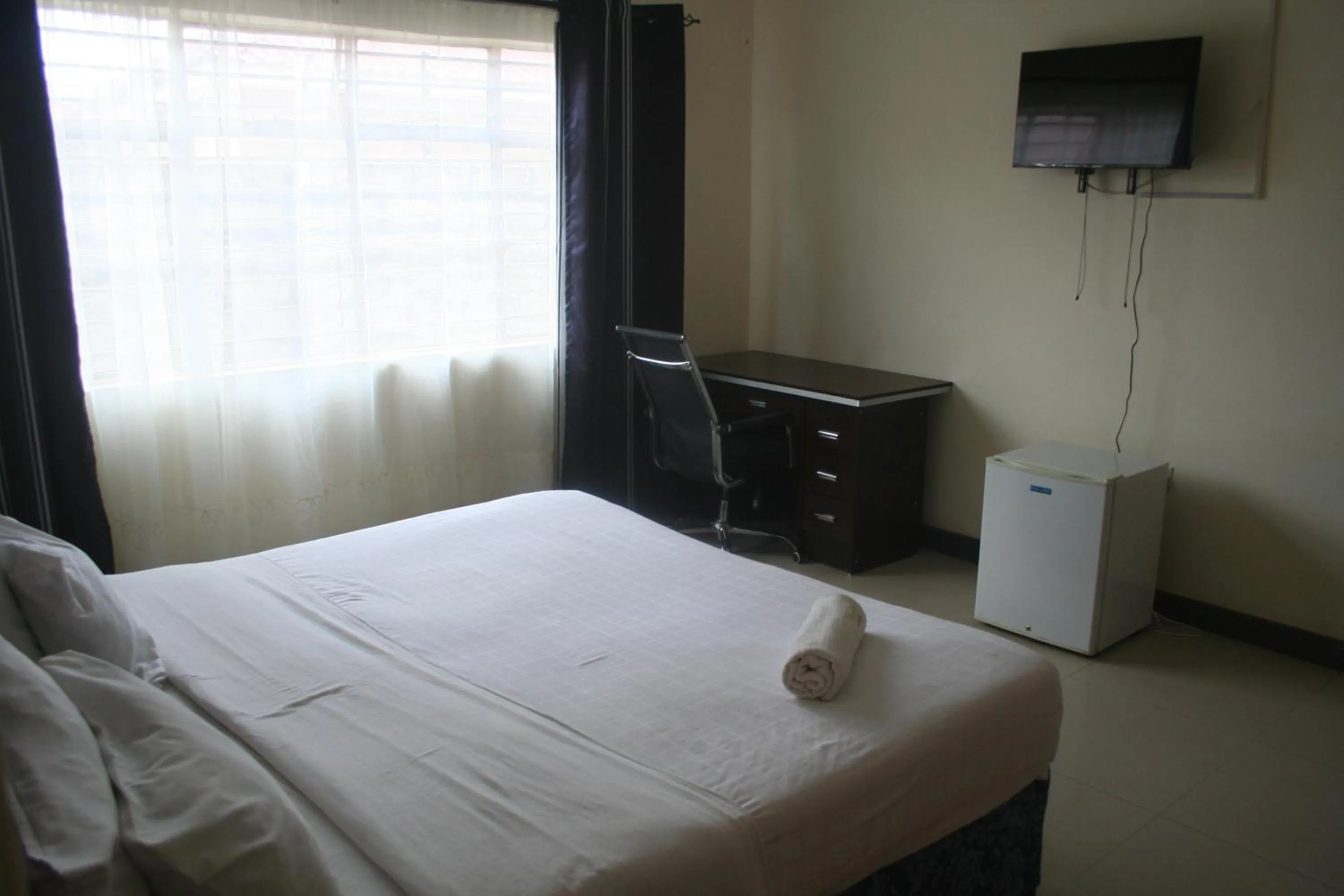 Bedroom, Bed in Honeybed Lodge