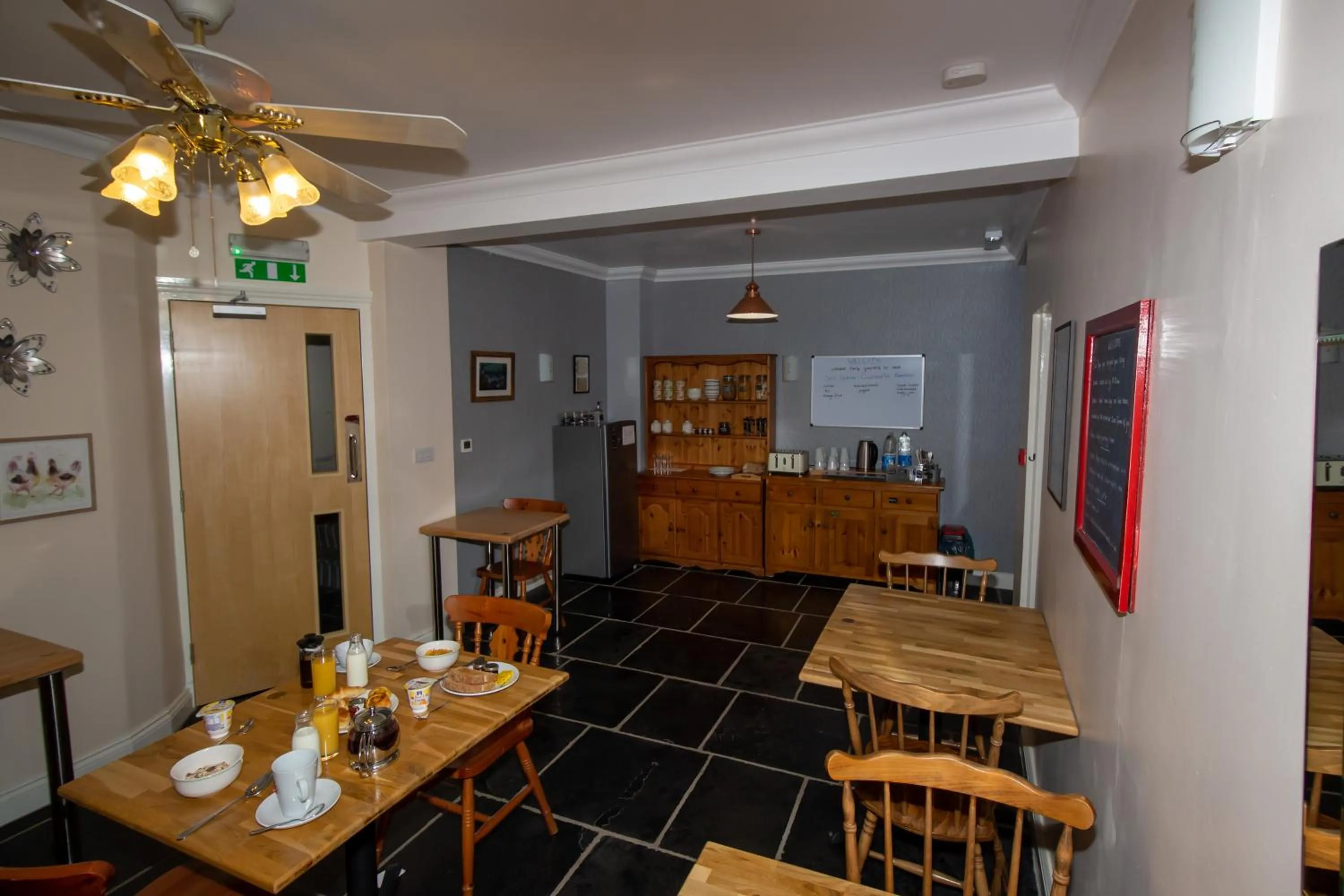 Breakfast in Old School B & B