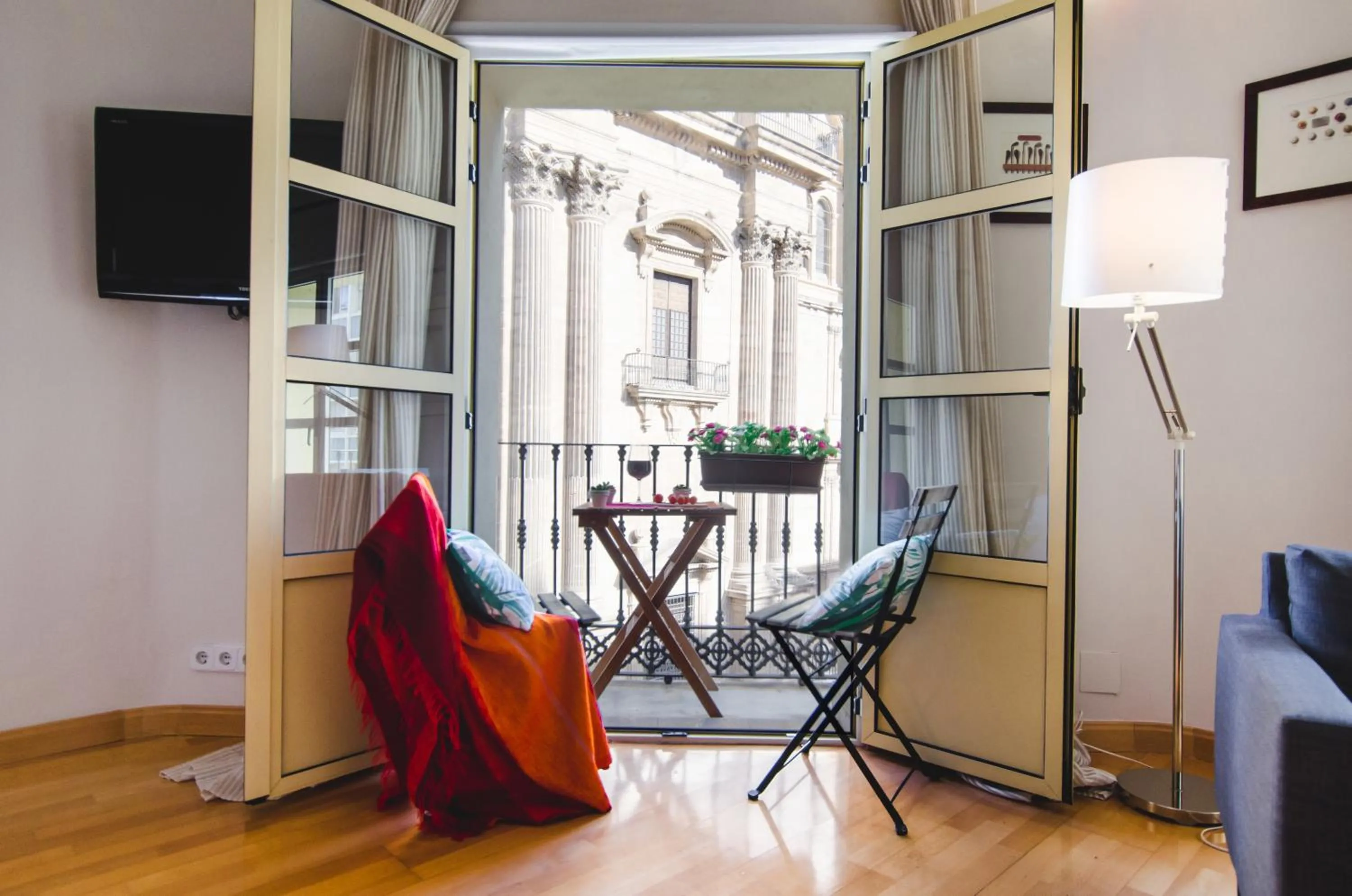 Communal lounge/ TV room in Malaga Center Flat Cathedral