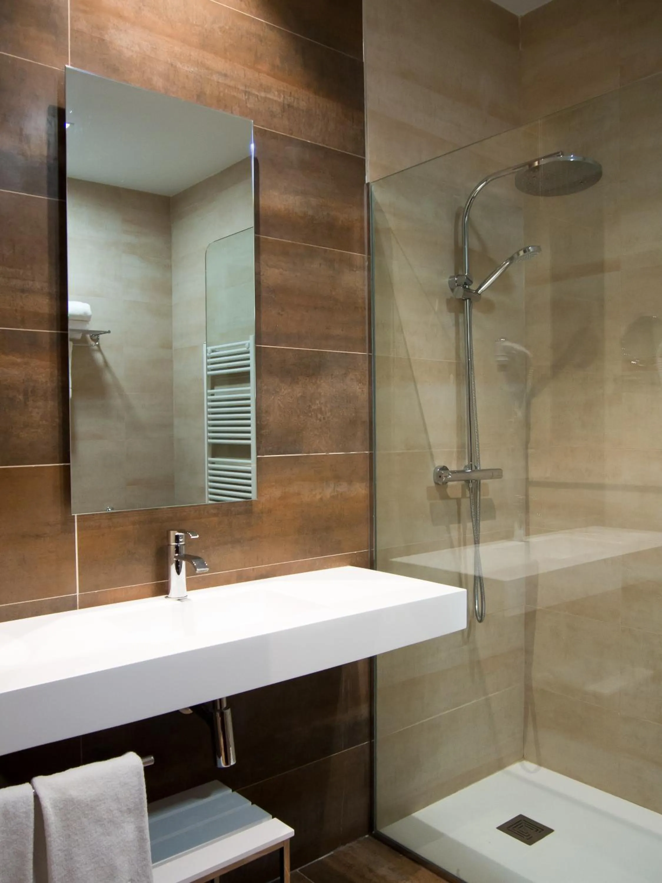 Shower in Hotel Puente de Alconétar