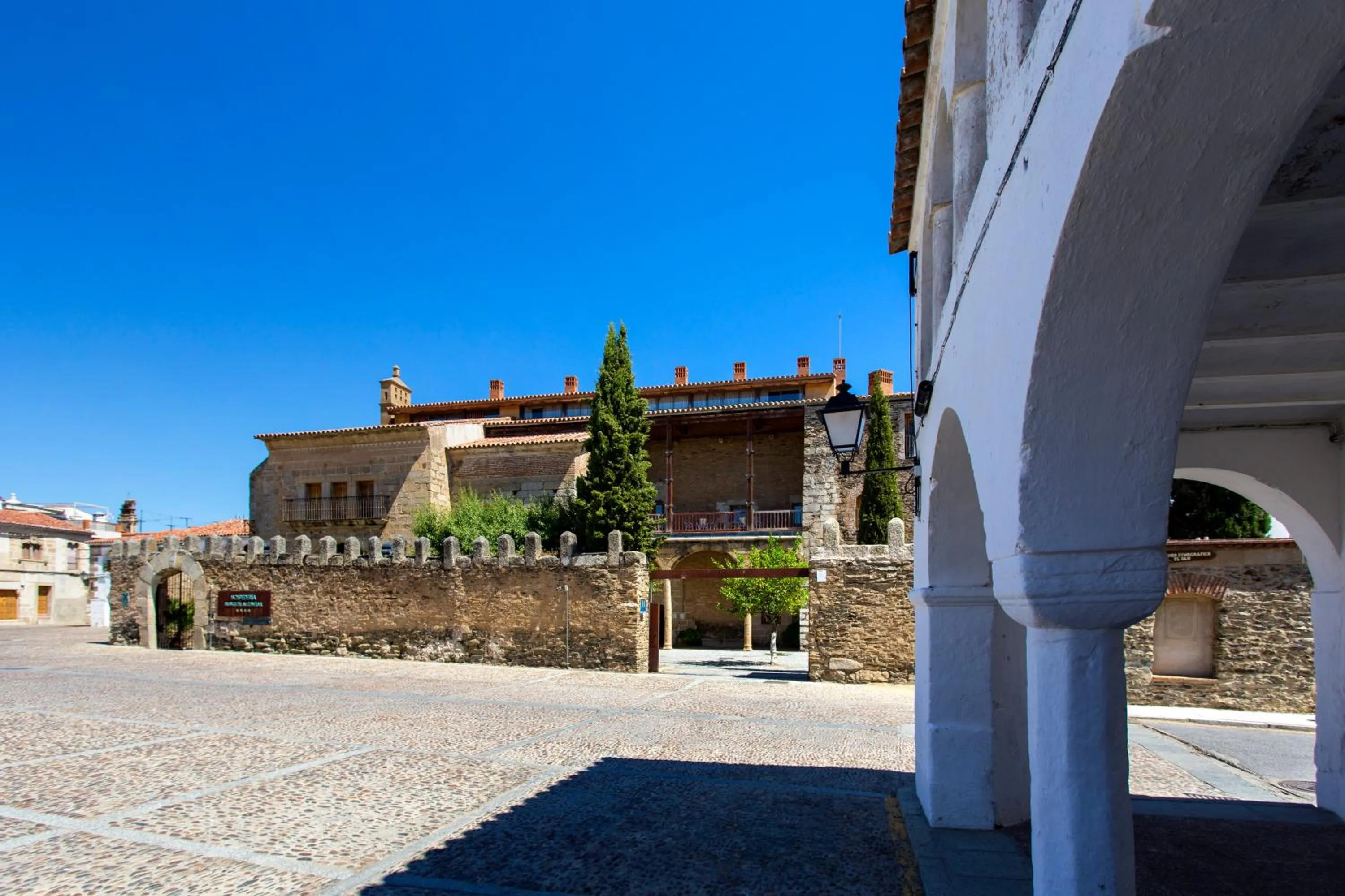 Facade/entrance in Hotel Puente de Alconétar