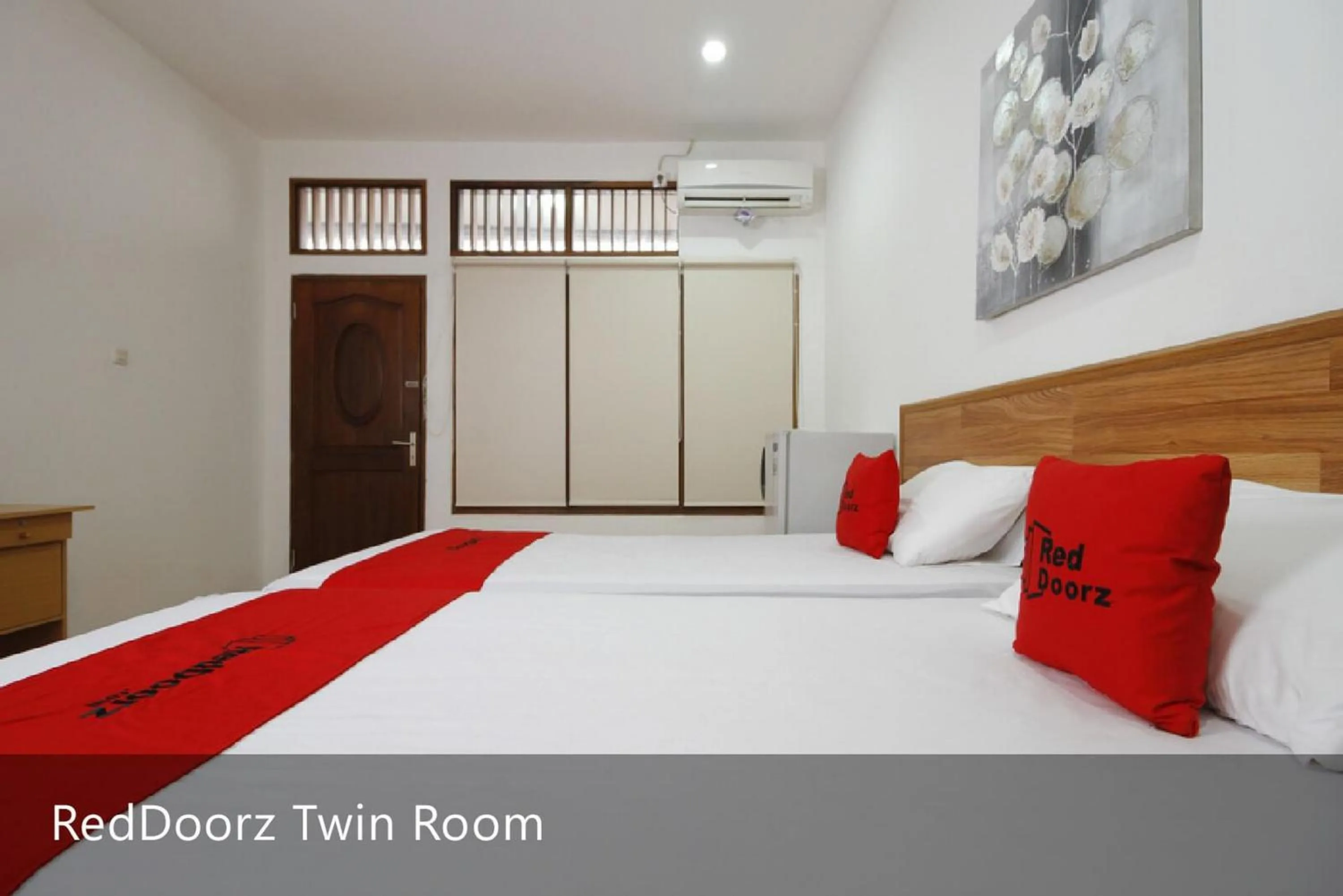 Bed in RedDoorz Plus near Plaza Indonesia