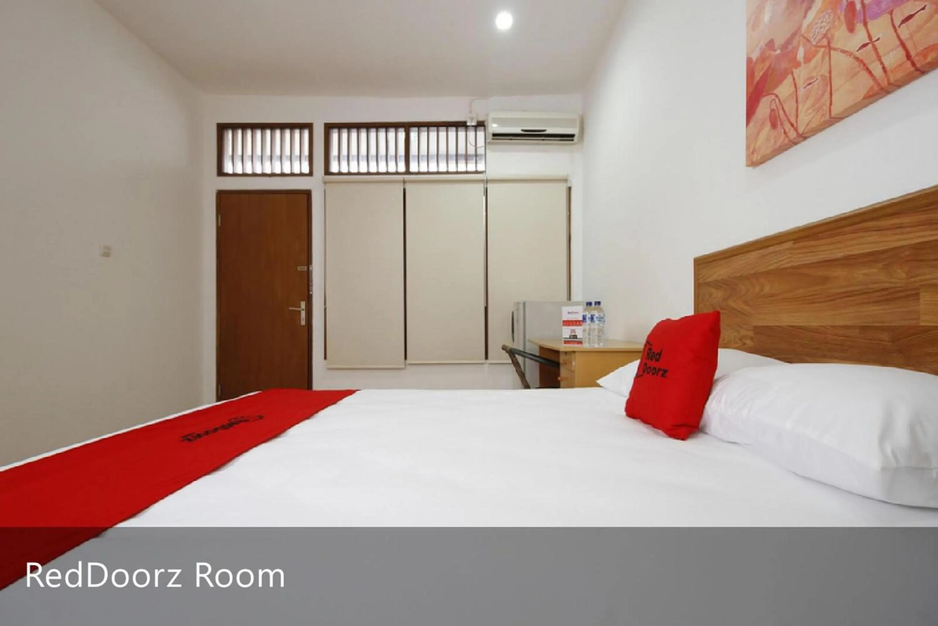 Bed in RedDoorz Plus near Plaza Indonesia