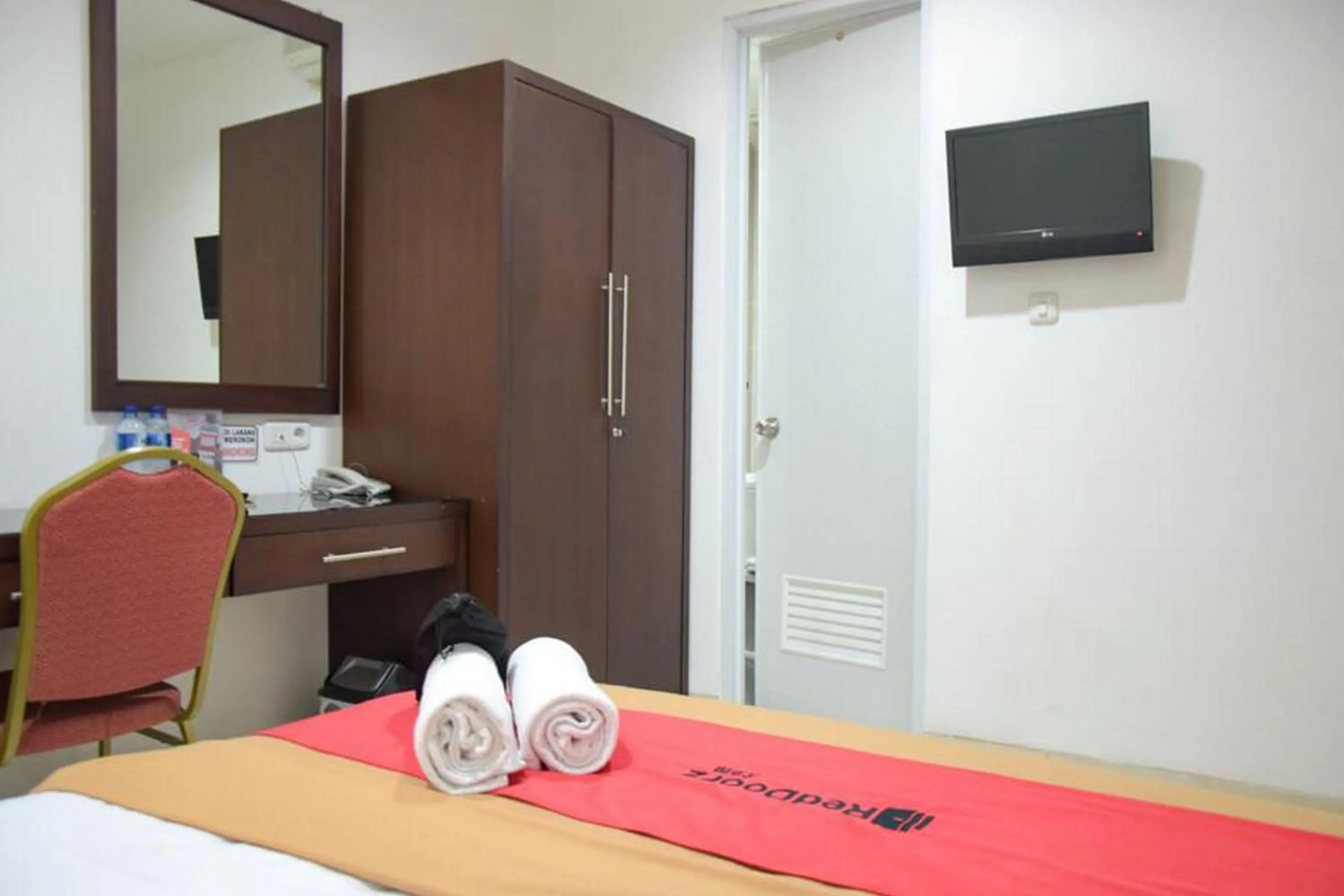 Bed in RedDoorz Plus near Plaza Indonesia