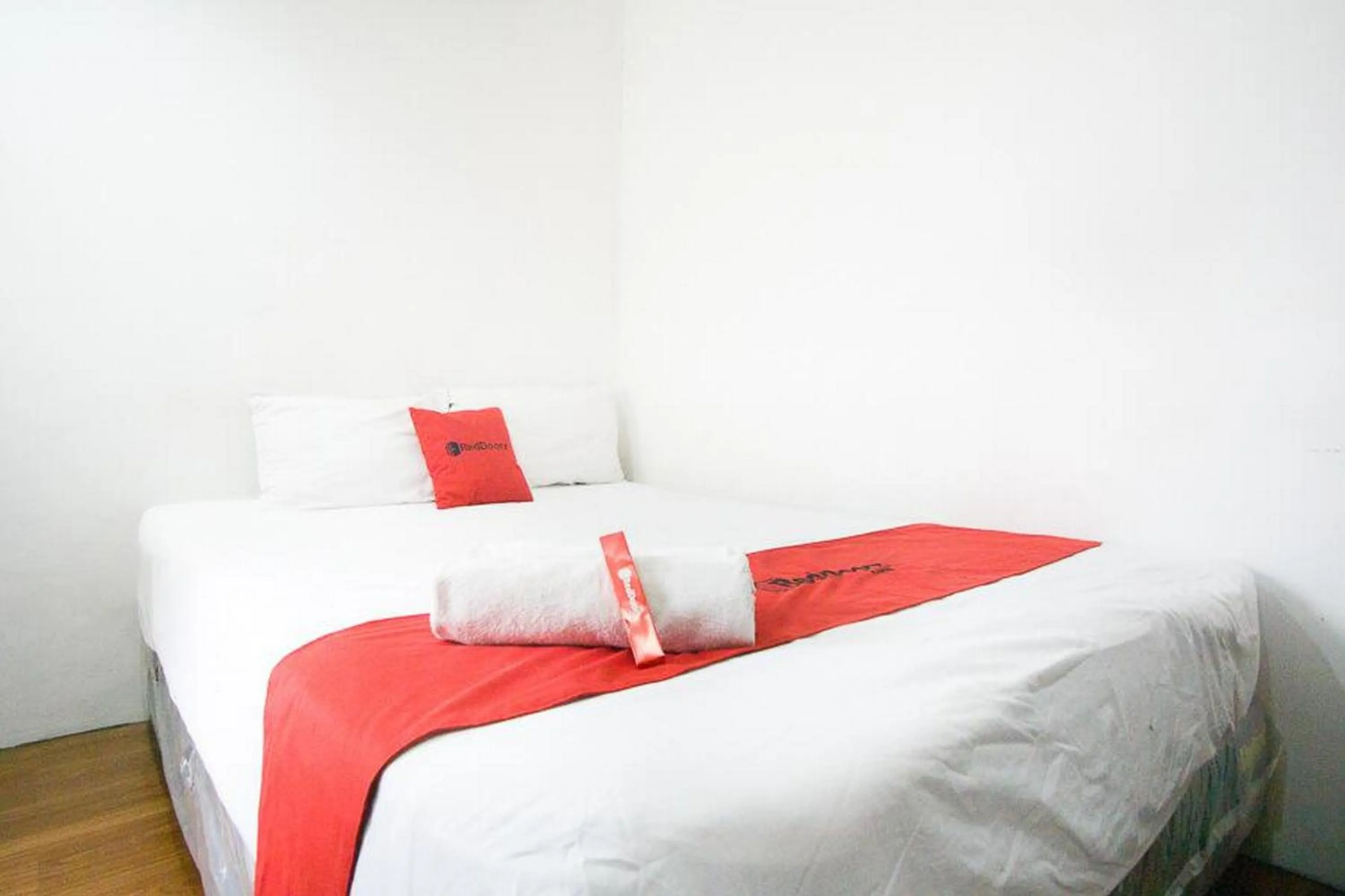 Bed in RedDoorz Plus near Plaza Indonesia