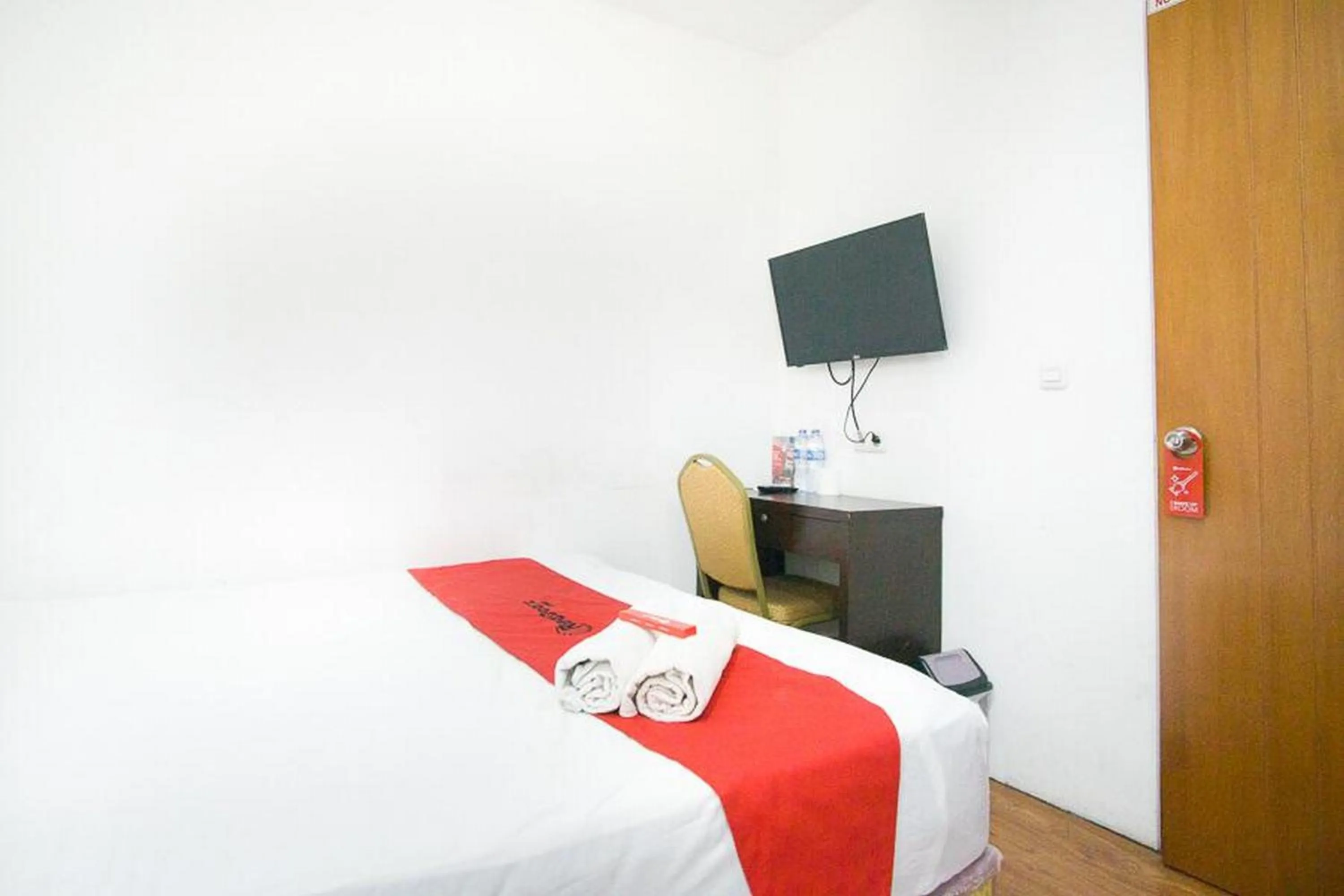 Bed in RedDoorz Plus near Plaza Indonesia