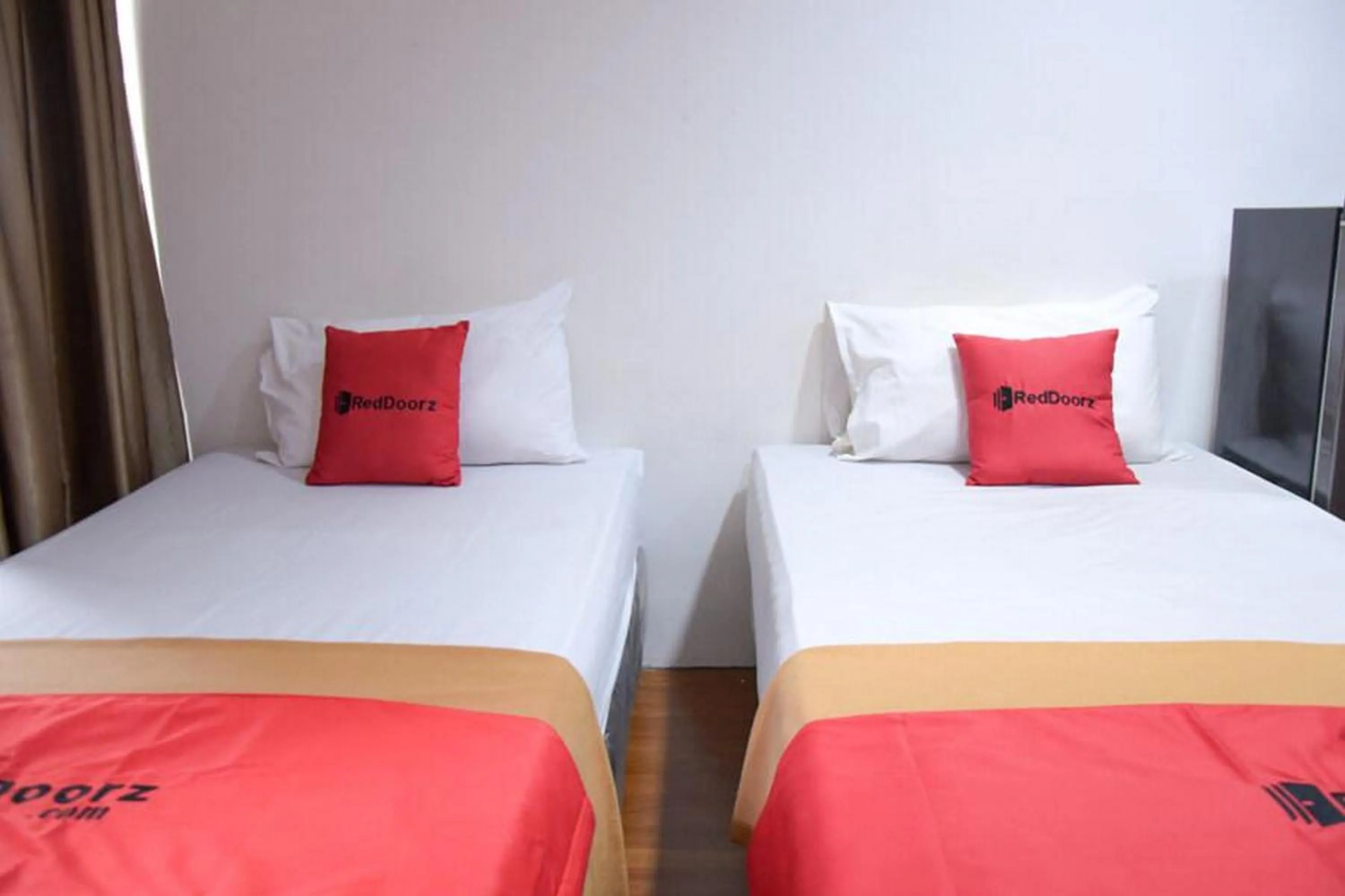 Bed in RedDoorz Plus near Plaza Indonesia