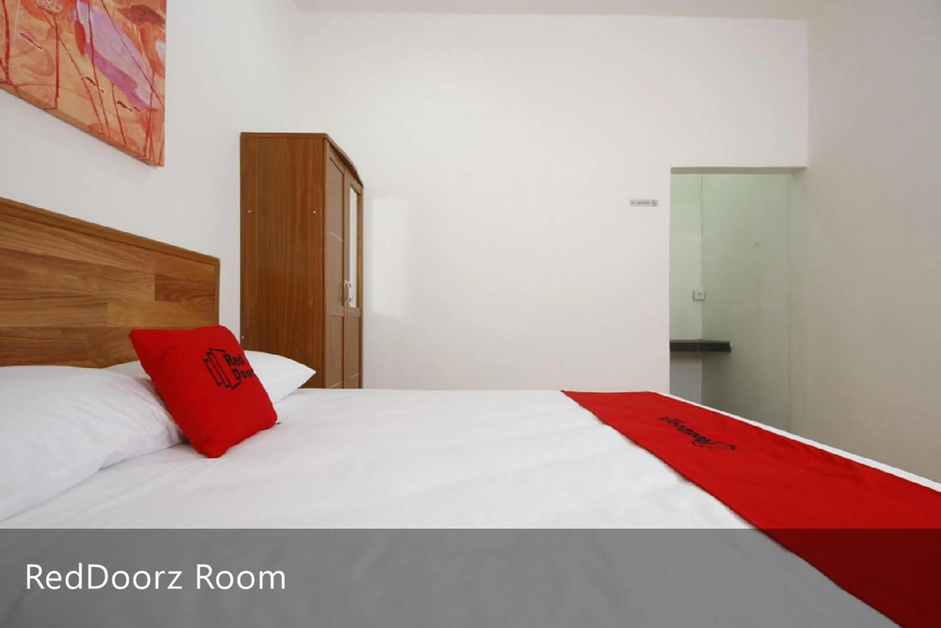 Bed in RedDoorz Plus near Plaza Indonesia