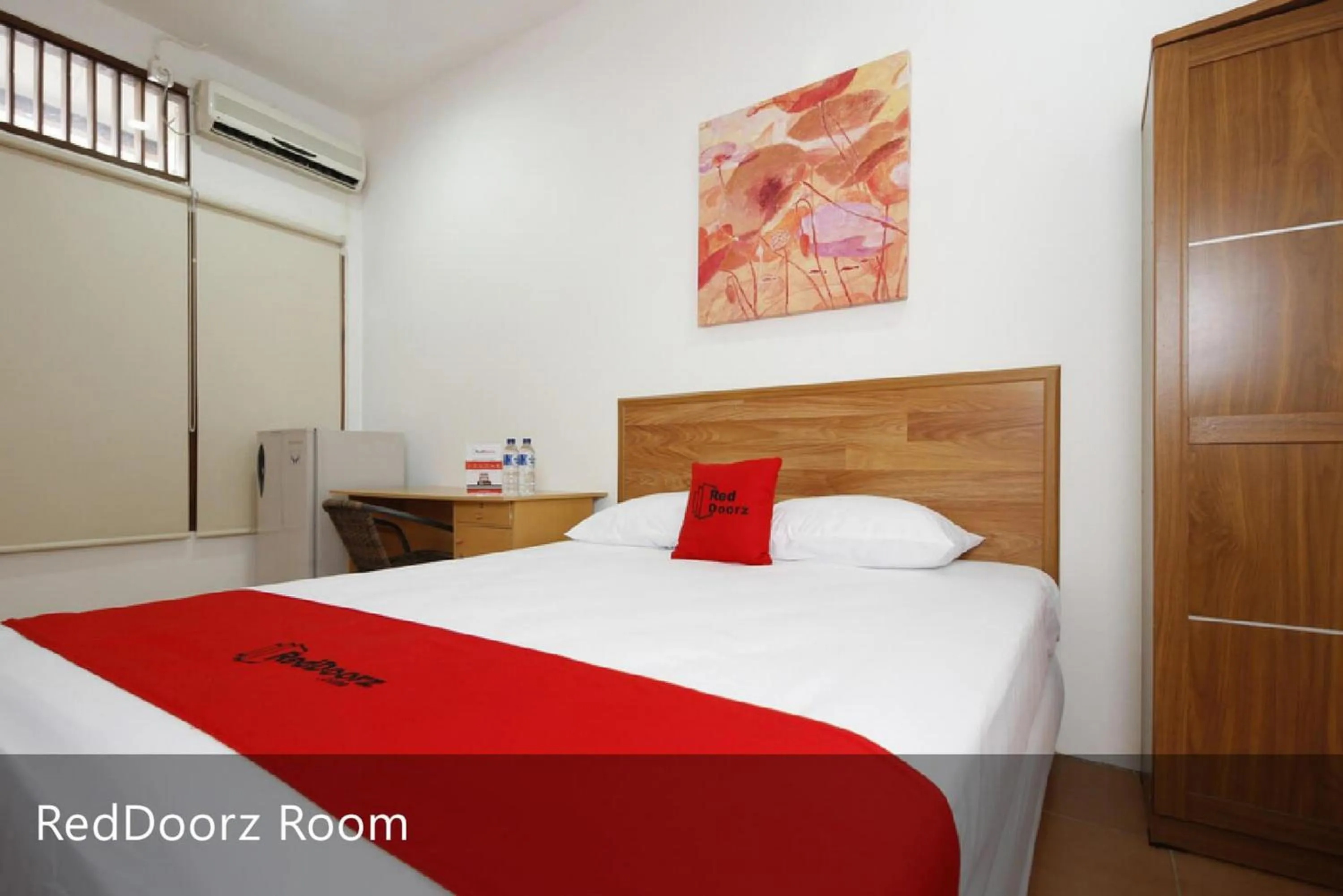 Bed in RedDoorz Plus near Plaza Indonesia