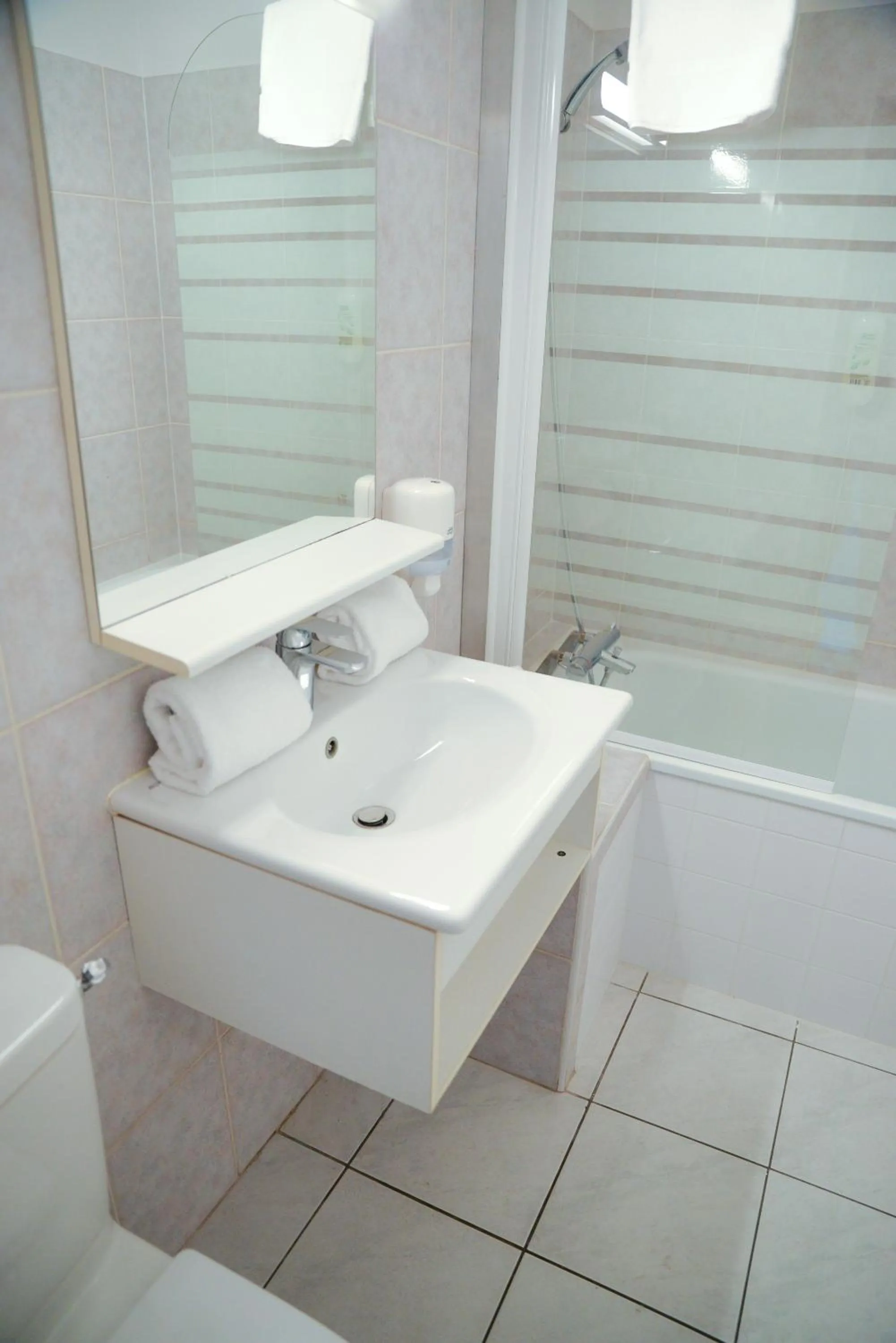 Bath in Hôtel de la Gare - Restaurant Bistro Quai