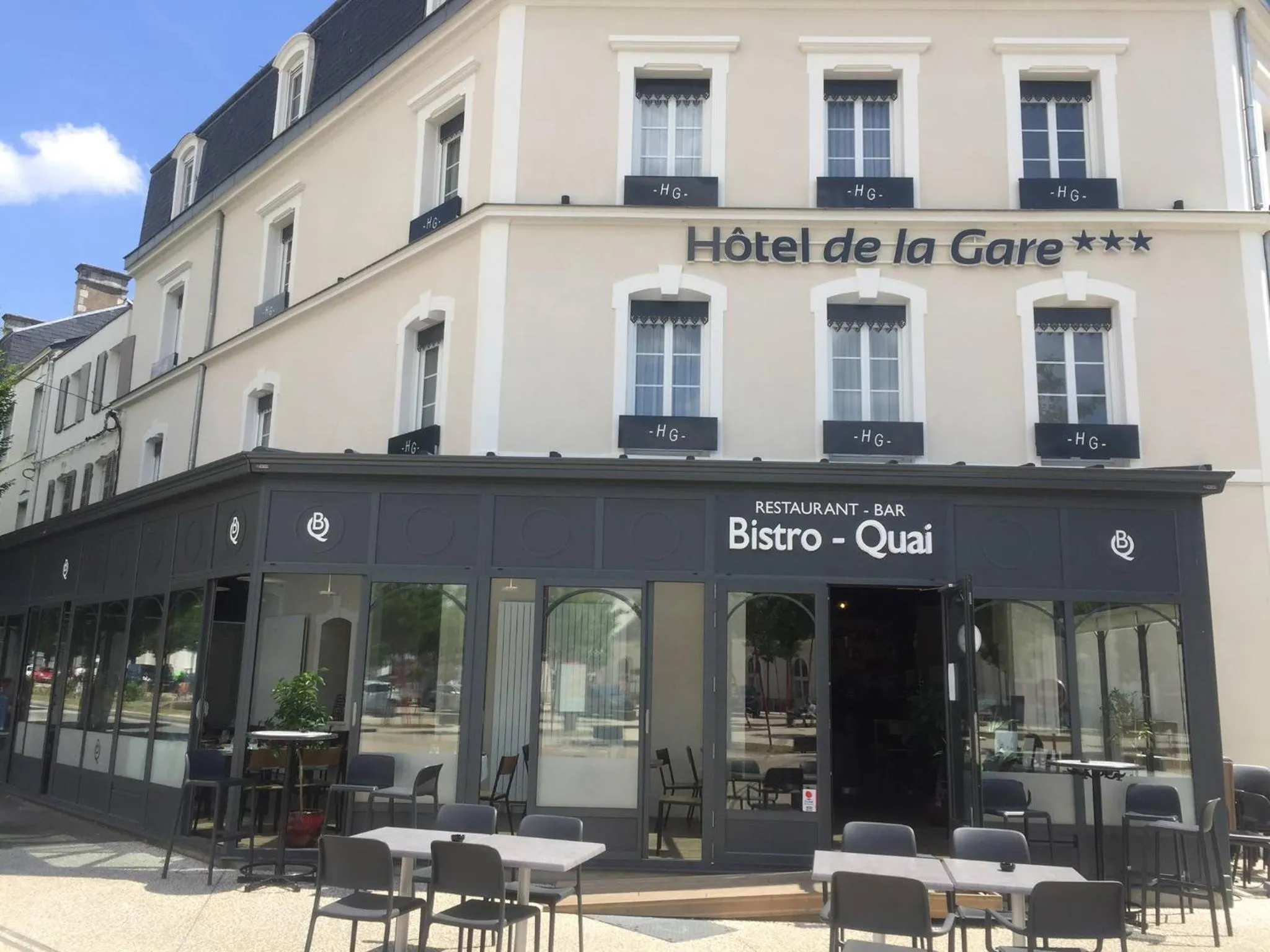 Property building in Hôtel de la Gare - Restaurant Bistro Quai