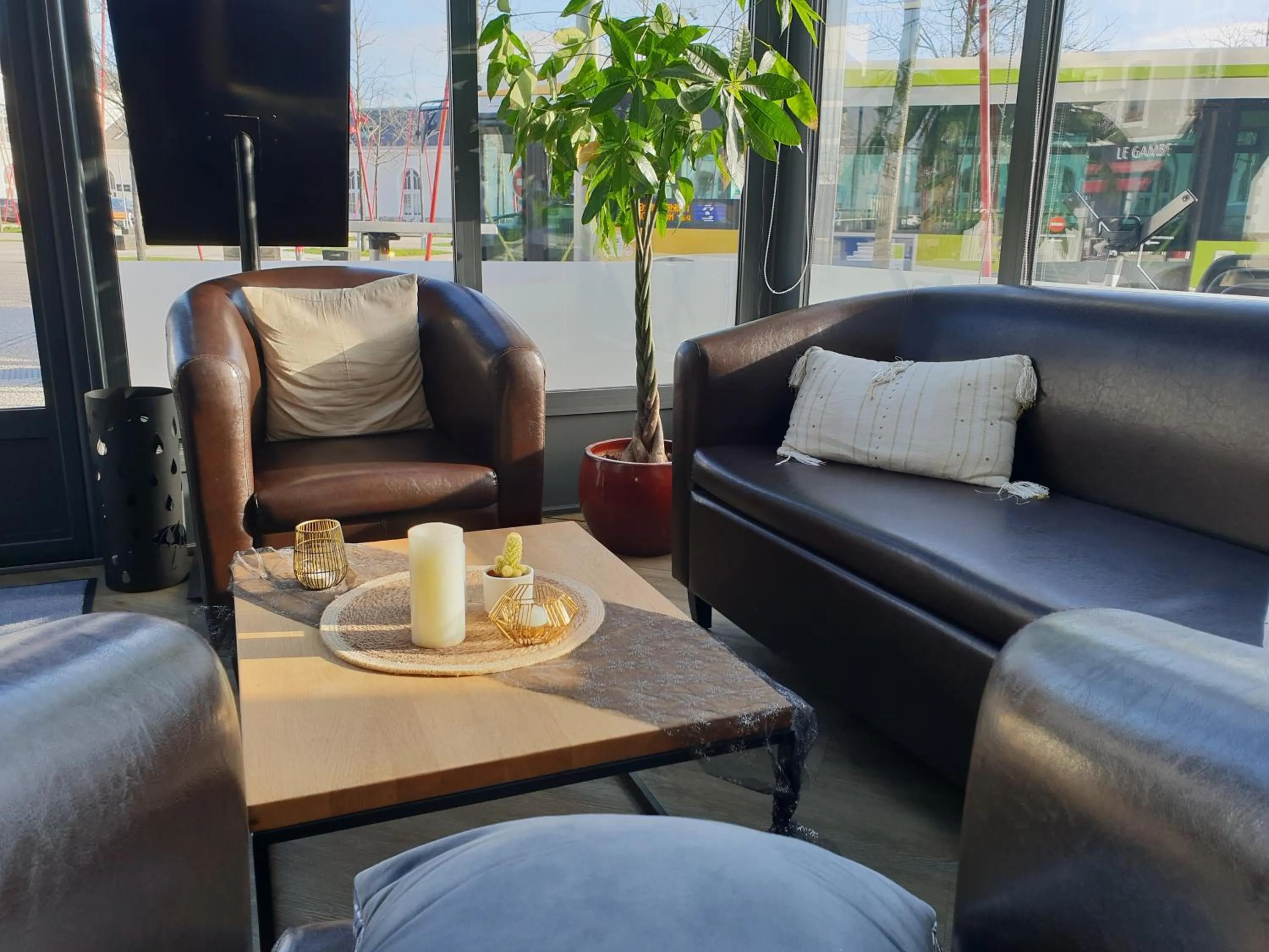 Living room in Hôtel de la Gare - Restaurant Bistro Quai