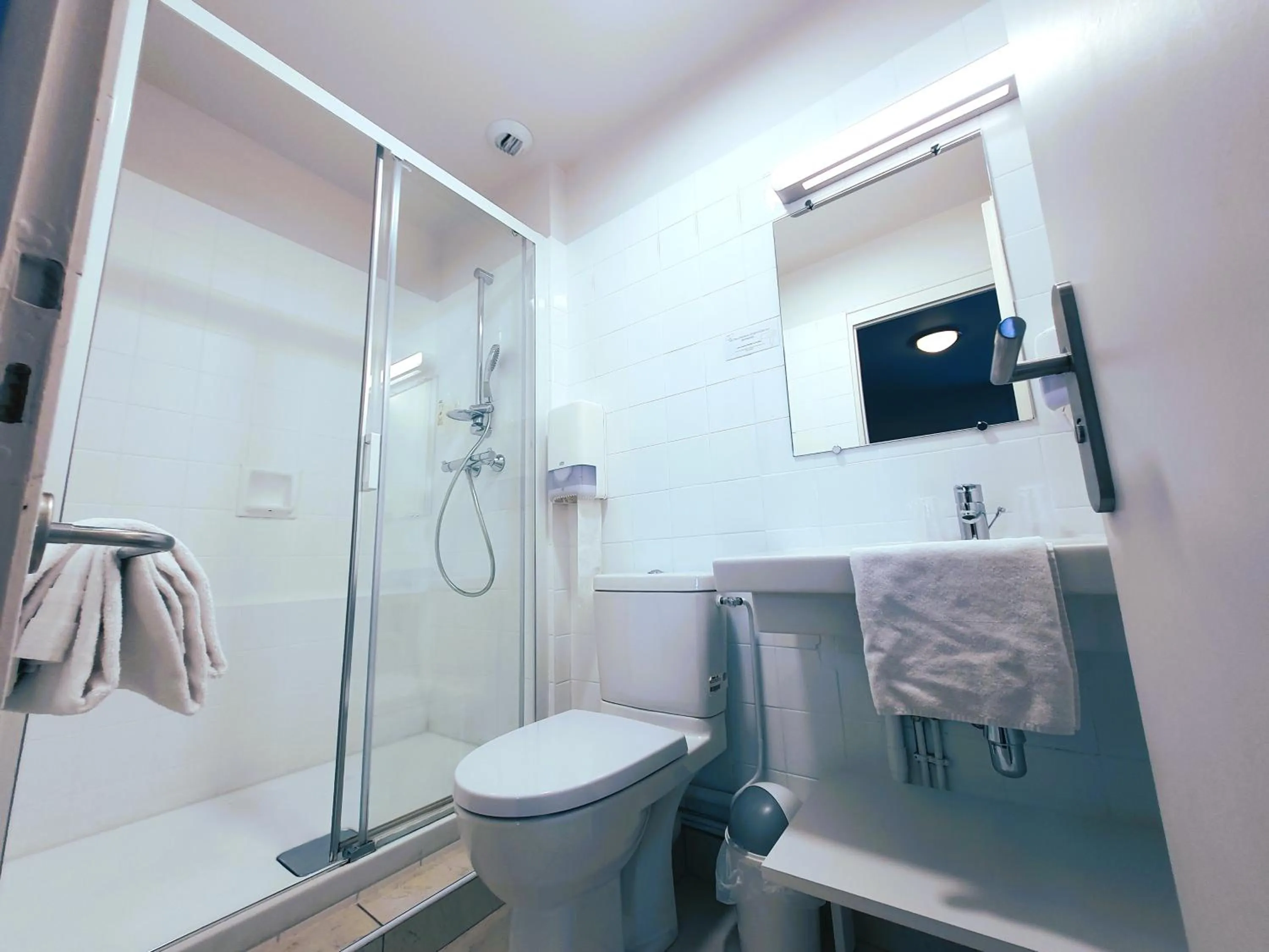 Bathroom in Hôtel de la Gare - Restaurant Bistro Quai