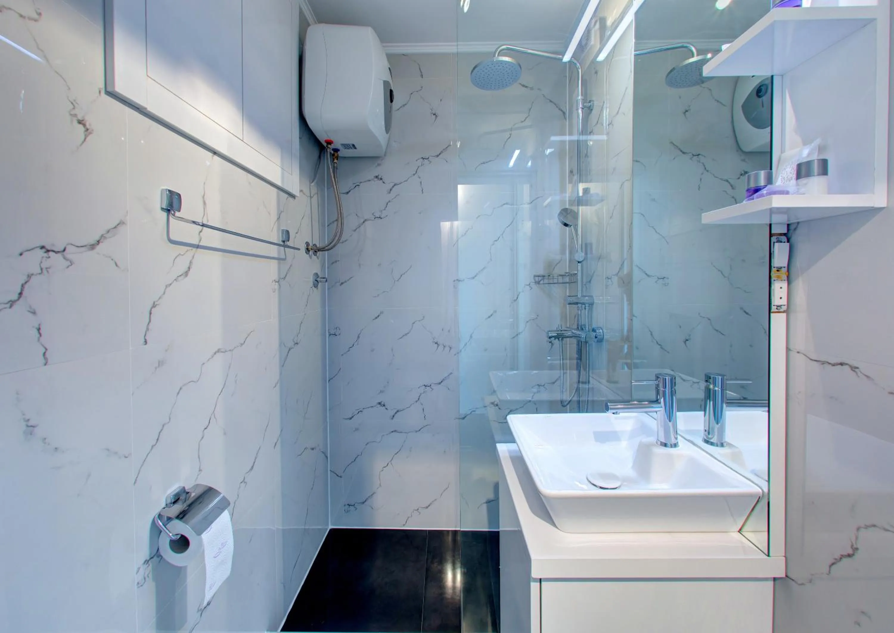 Shower in Luxury Studio Yasmine