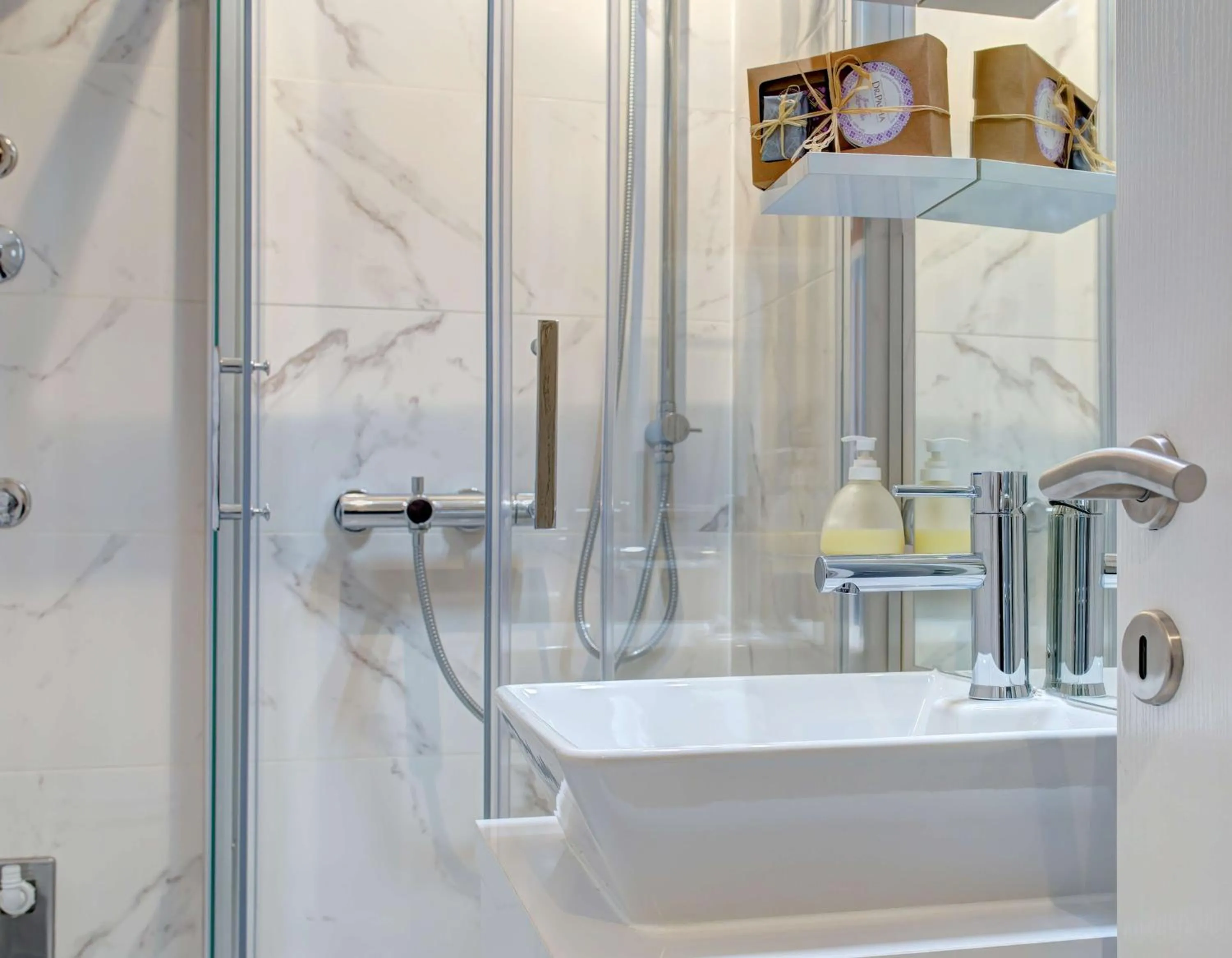 Shower in Luxury Studio Yasmine