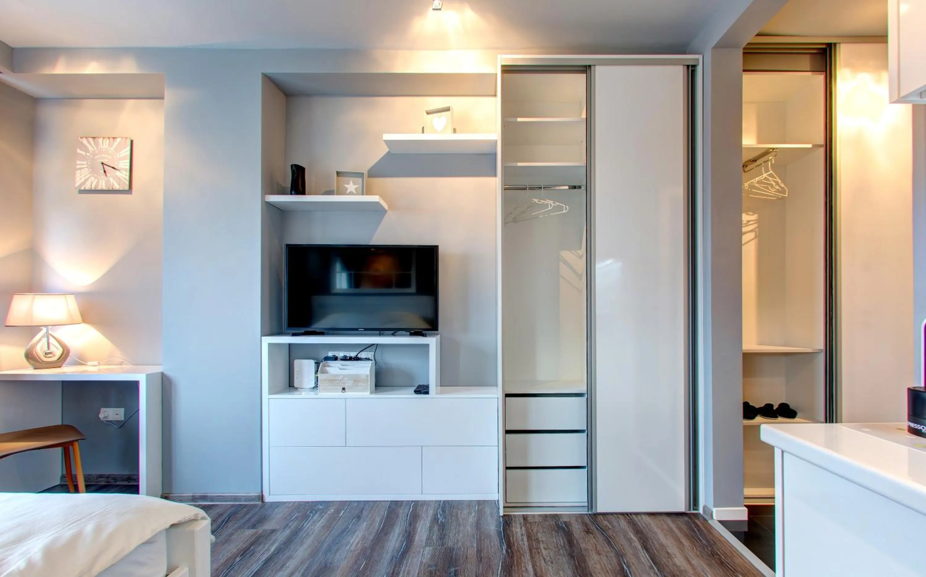 Communal lounge/ TV room, Bed in Luxury Studio Yasmine
