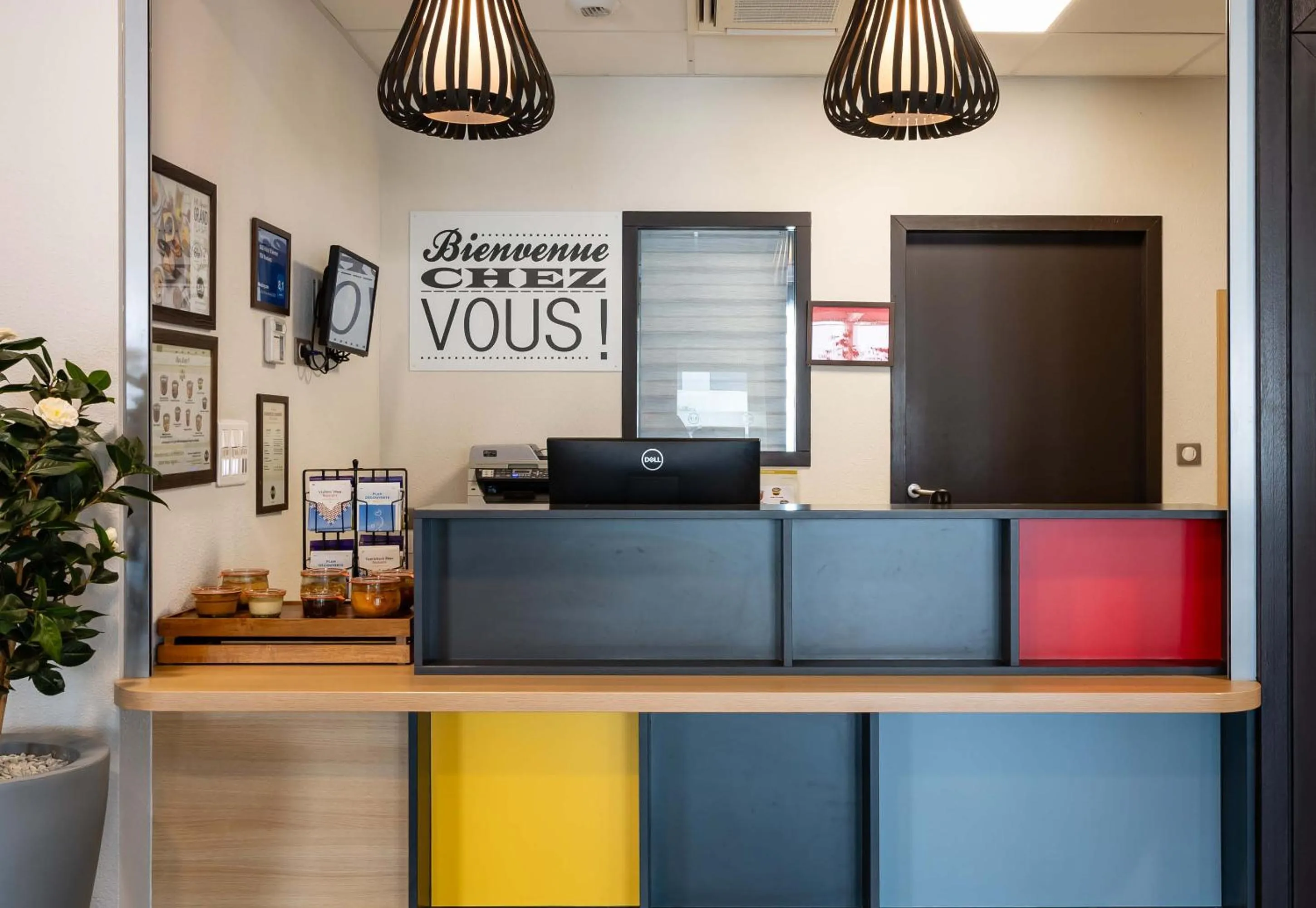 Lobby or reception in B&B HOTEL Valence TGV Romans