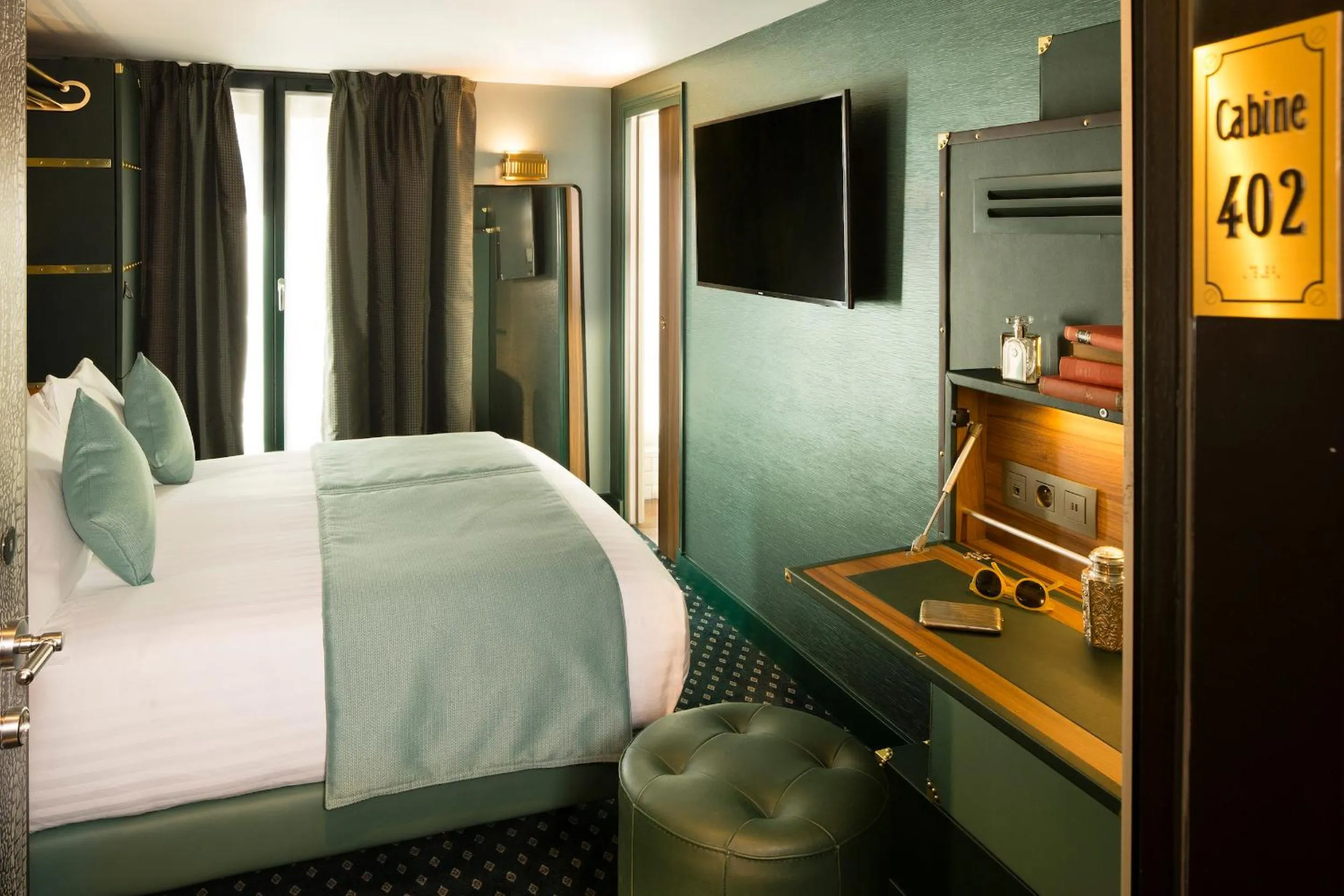 Photo of the whole room, Bed in Hotel Whistler - Gare du Nord