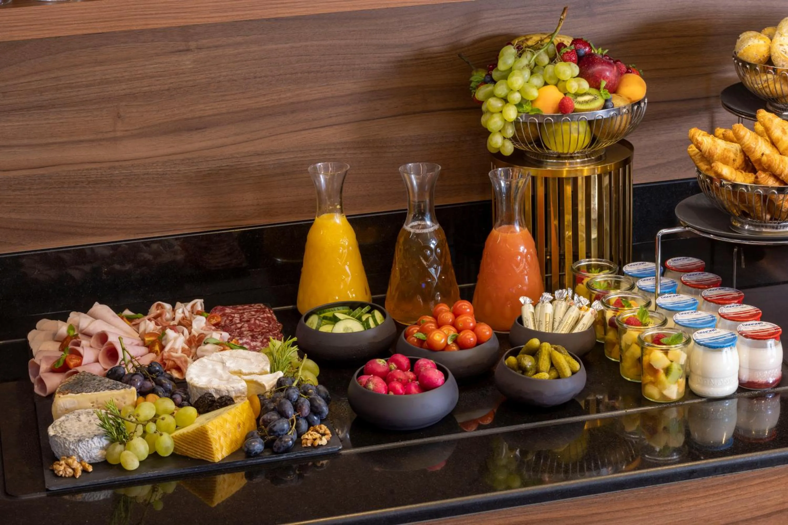 Buffet breakfast in Hotel Whistler - Gare du Nord