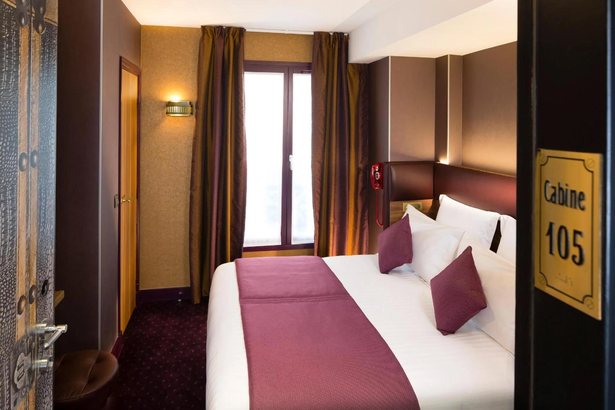 Bedroom, Bed in Hotel Whistler - Gare du Nord