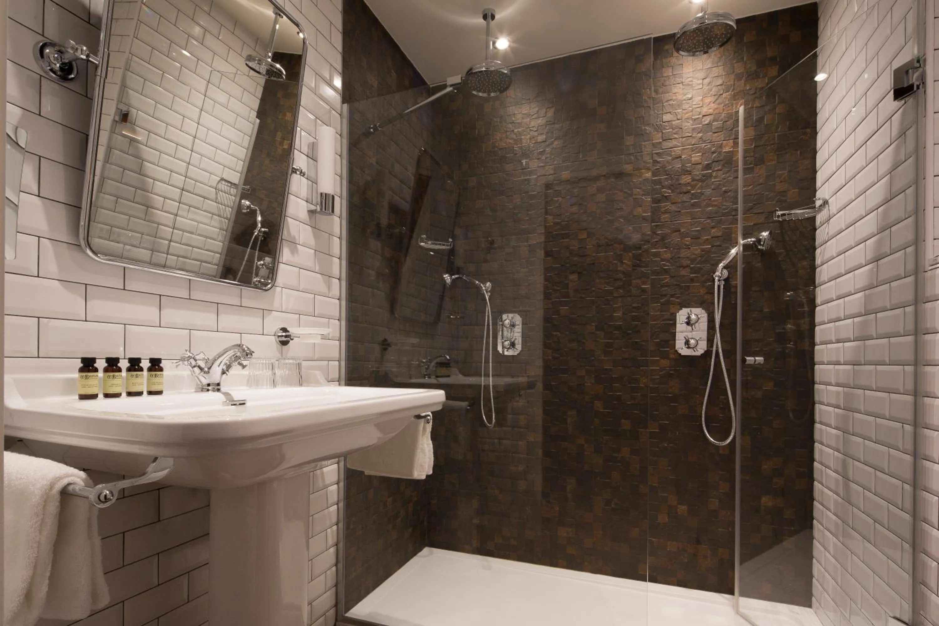 Bathroom in Hotel Whistler - Gare du Nord