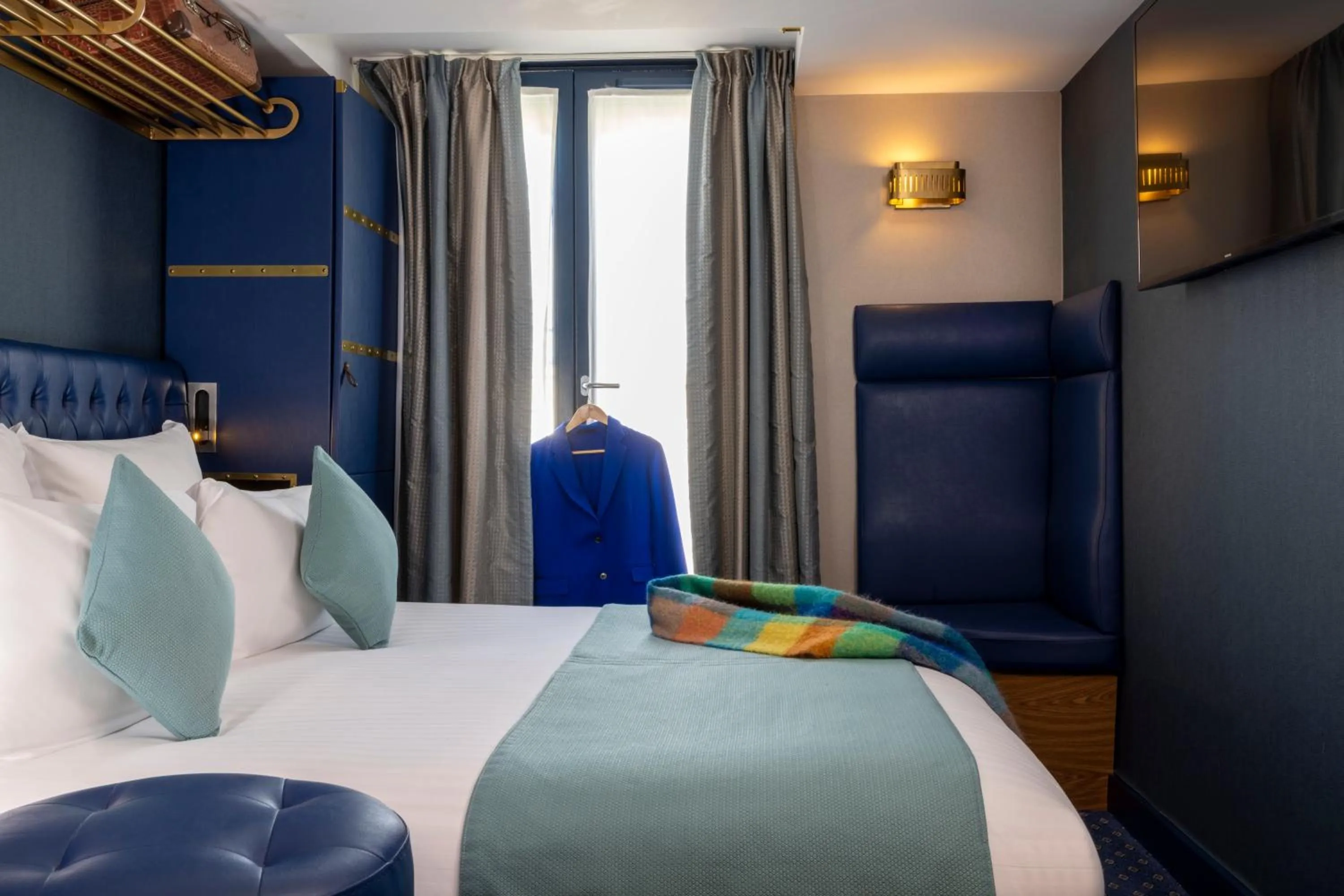 Photo of the whole room, Bed in Hotel Whistler - Gare du Nord