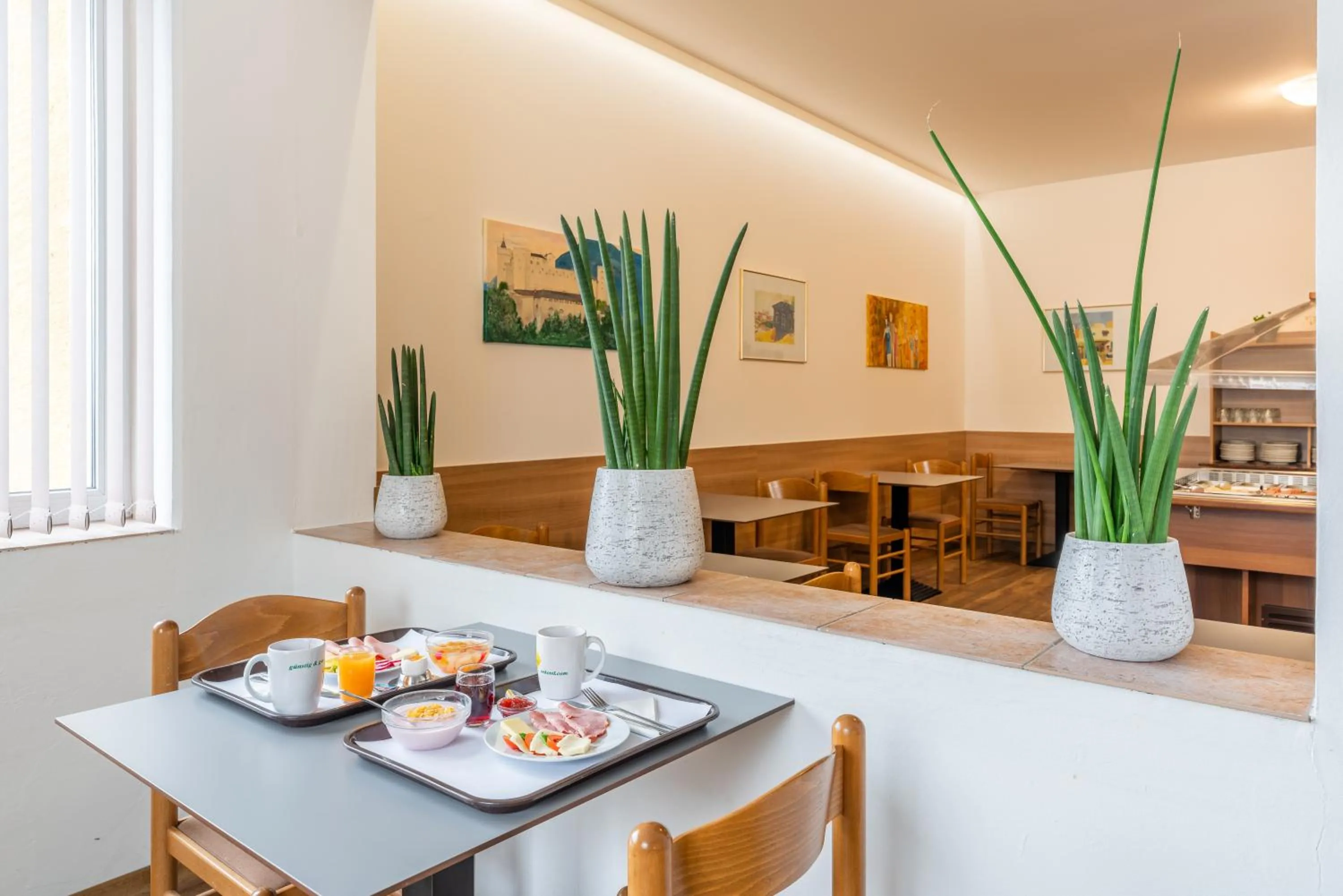 Dining area in OEKOTEL Salzburg Messe