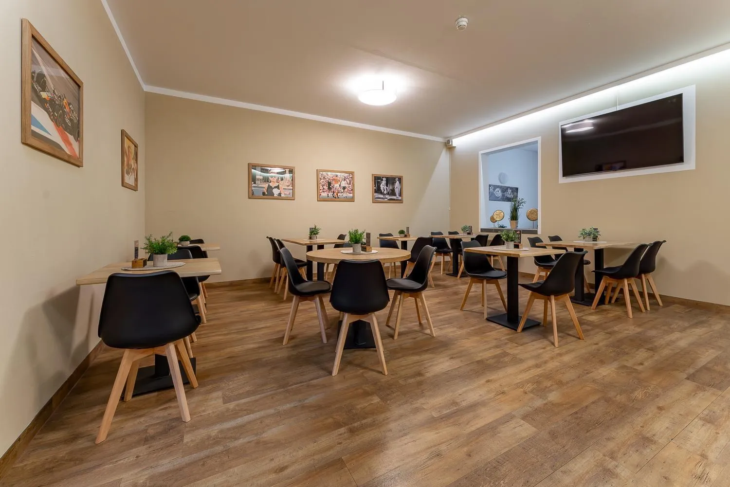Dining area in OEKOTEL Salzburg Messe