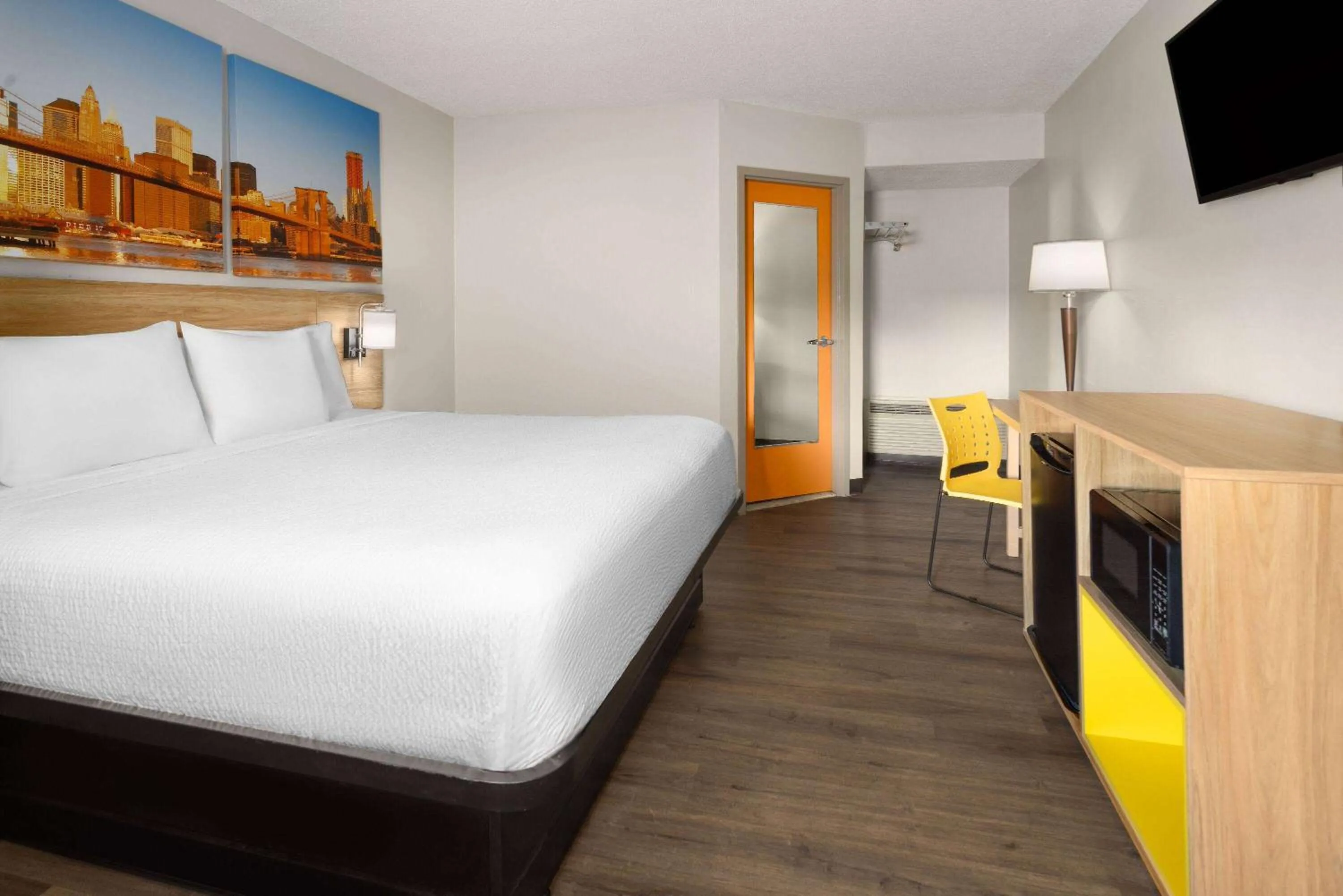 Photo of the whole room, Bed in Days Inn & Suites by Wyndham Albany