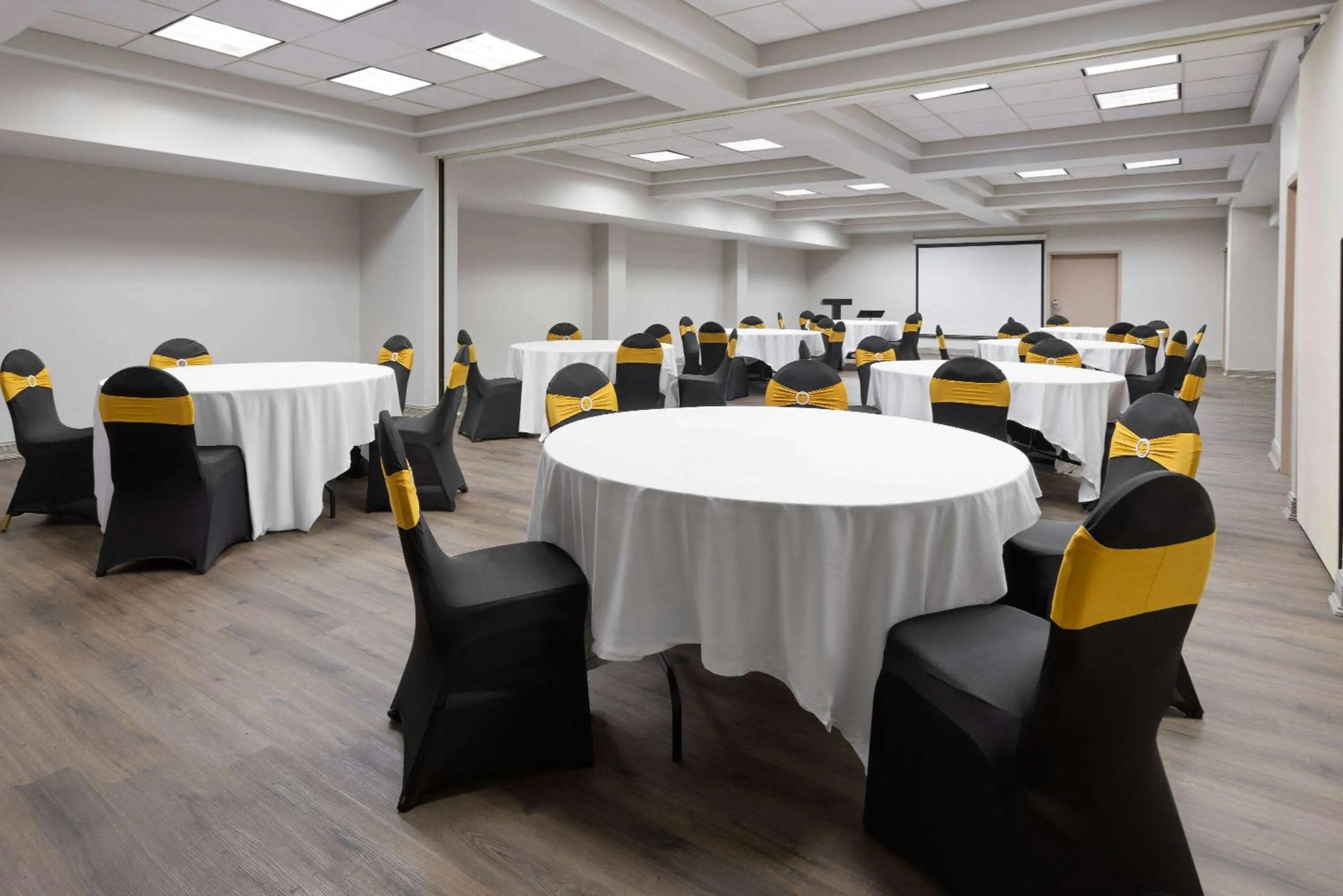 Meeting/conference room in Days Inn & Suites by Wyndham Albany
