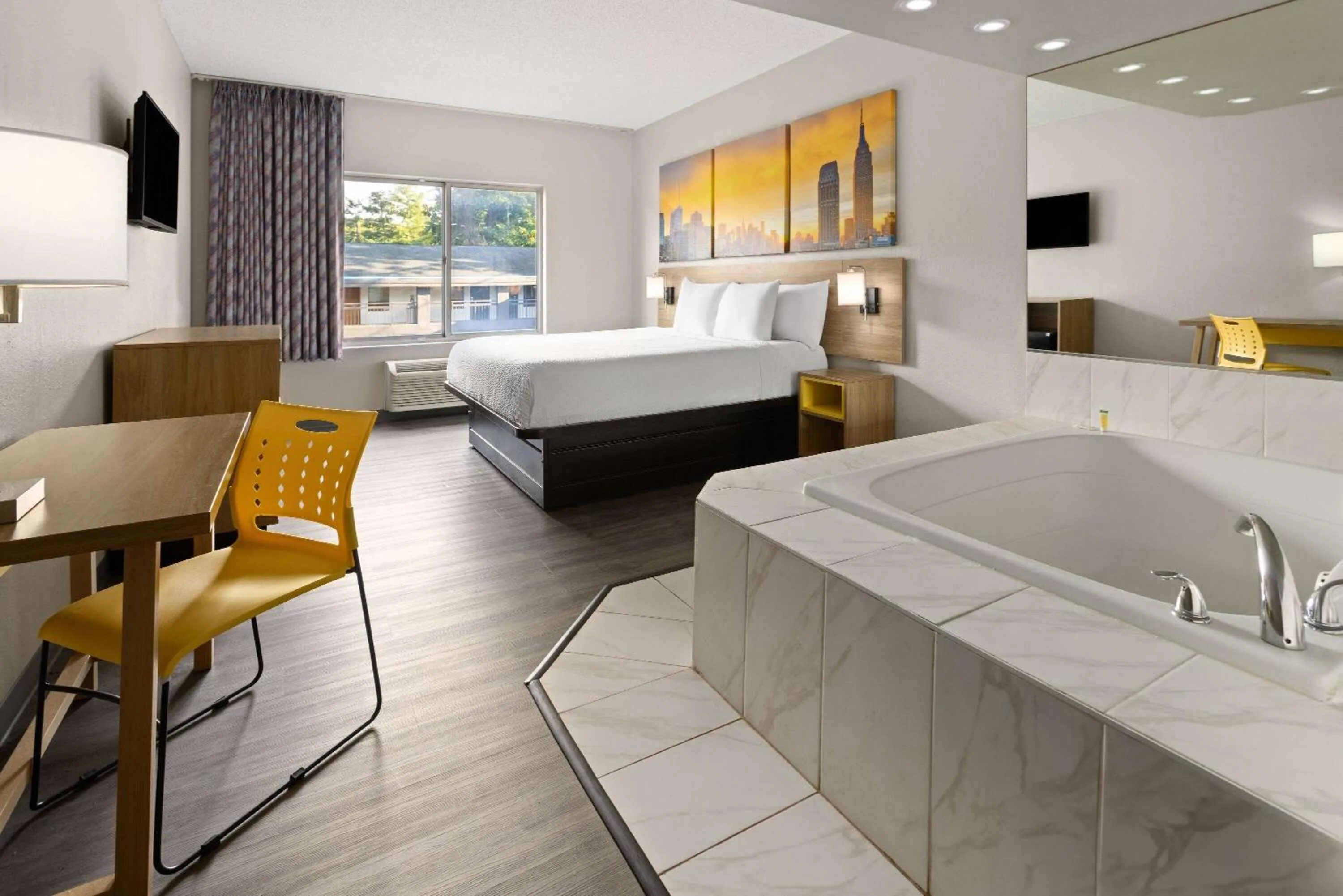Bath, Bed in Days Inn & Suites by Wyndham Albany