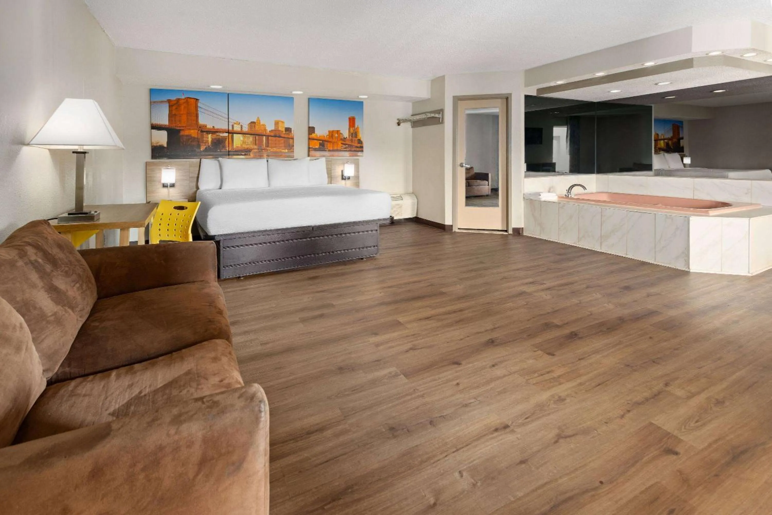 Bath, Bed in Days Inn & Suites by Wyndham Albany