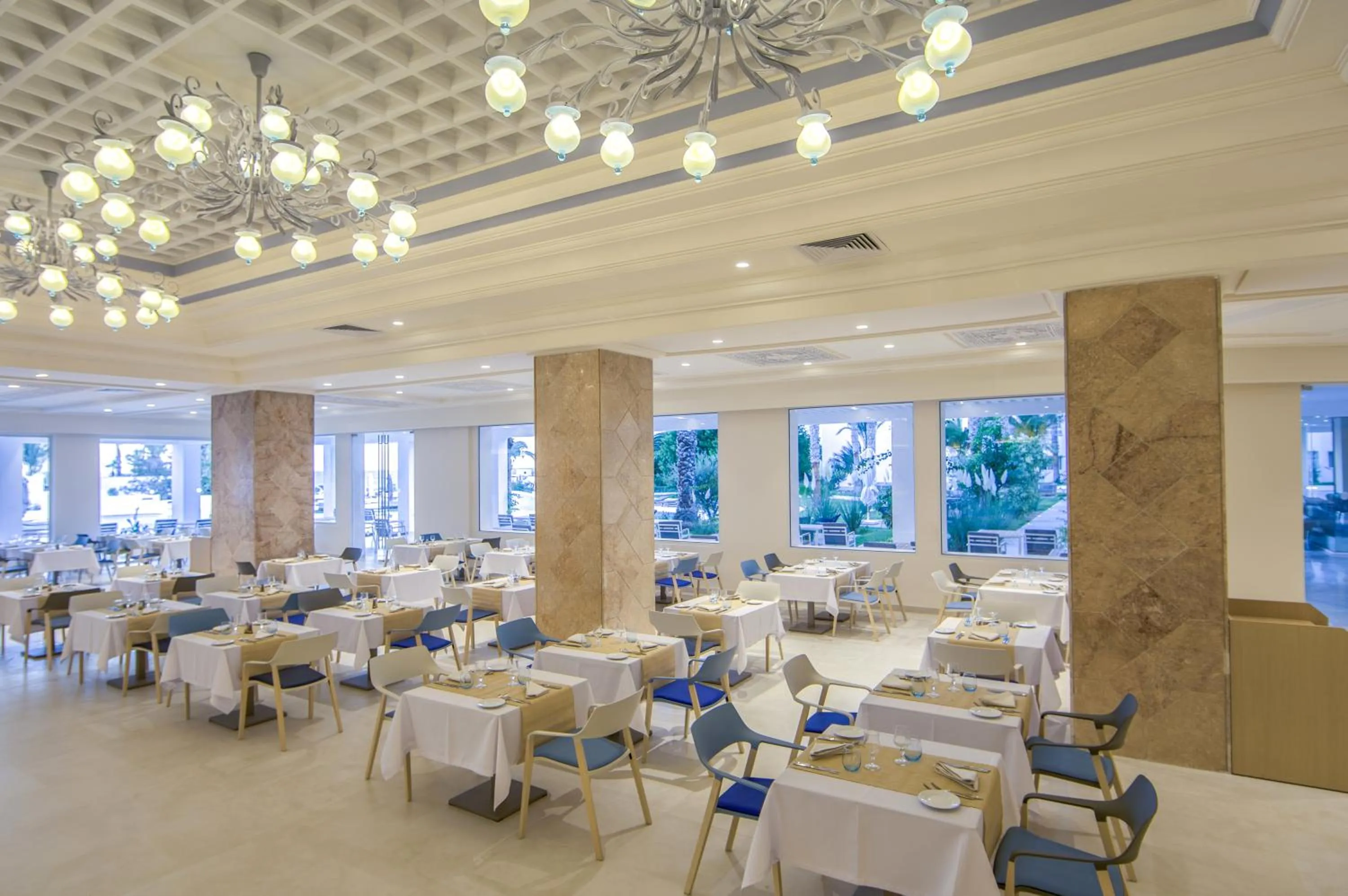 Restaurant/places to eat in Royal Azur Thalassa