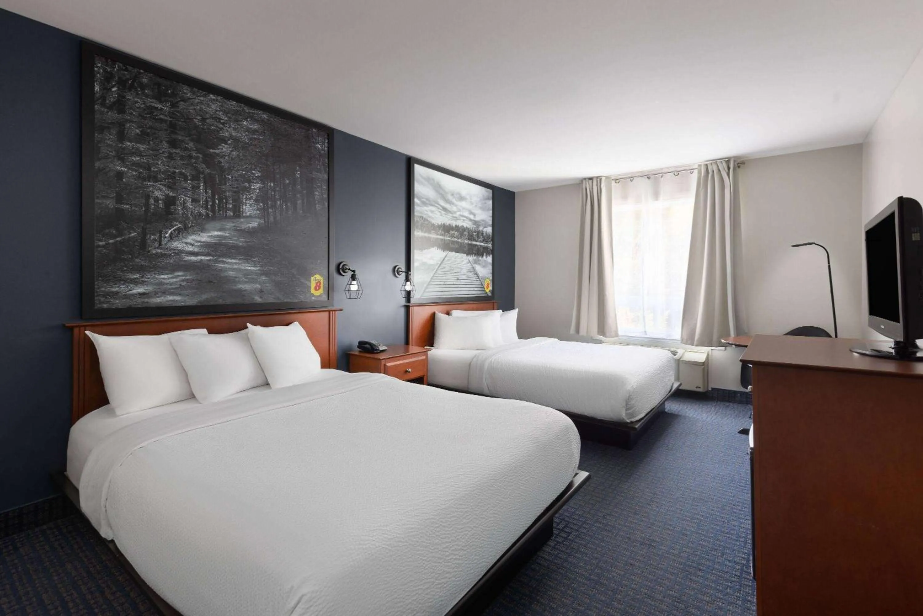 Photo of the whole room, Bed in Super 8 by Wyndham Sainte Agathe Des Monts