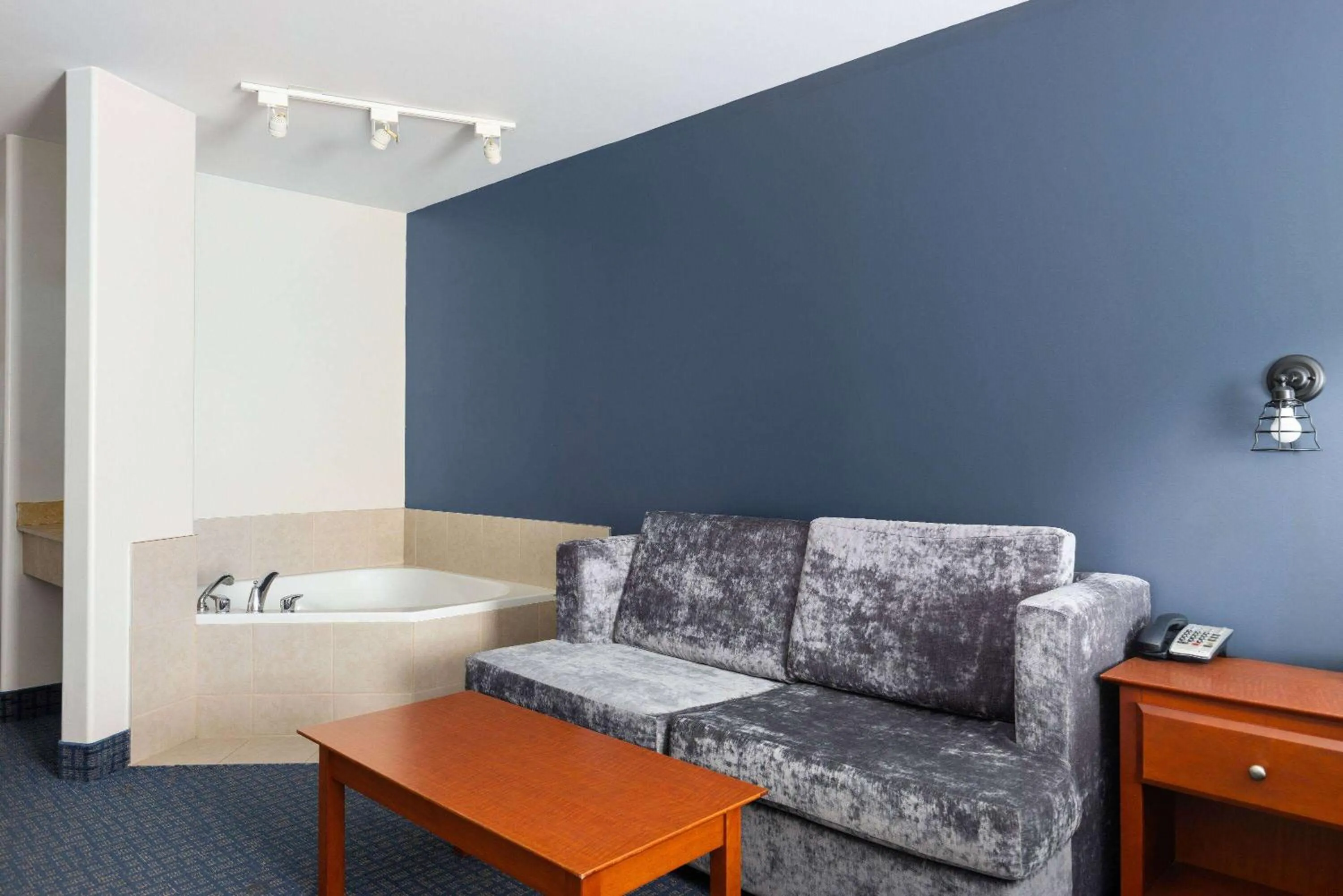 Bath in Super 8 by Wyndham Sainte Agathe Des Monts